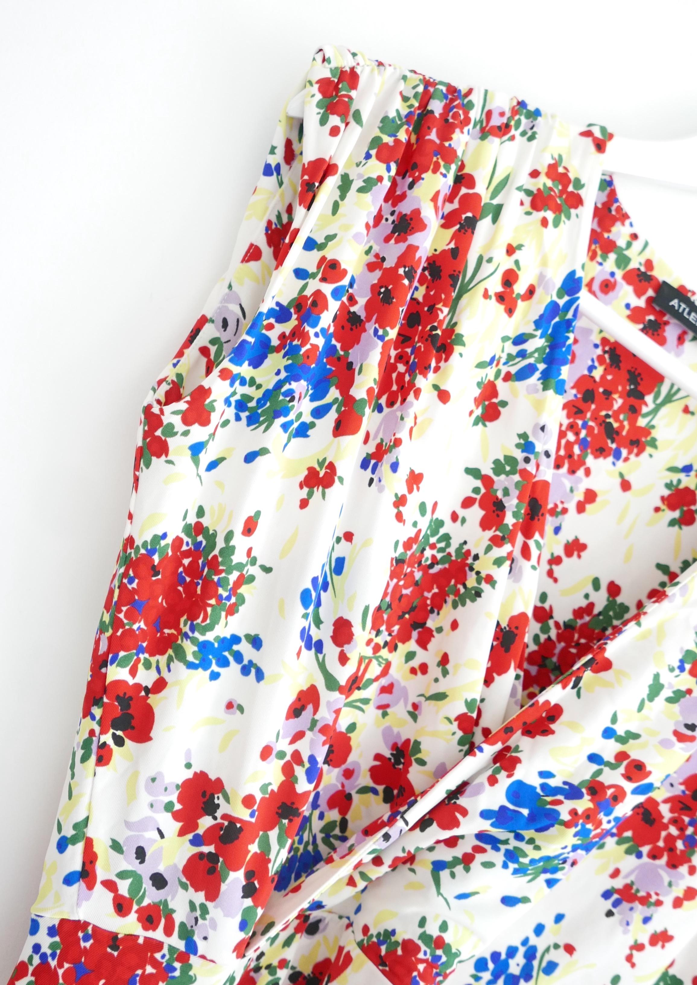 Precioso vestido Atlein fruncido con estampado floral. Comprada por 675 £ y sin estrenar. Confeccionada en punto fluido de mezcla de viscosa y elastano con un estampado floral de colores primarios. Hermoso drapeado con un corte semi relajado, falda
