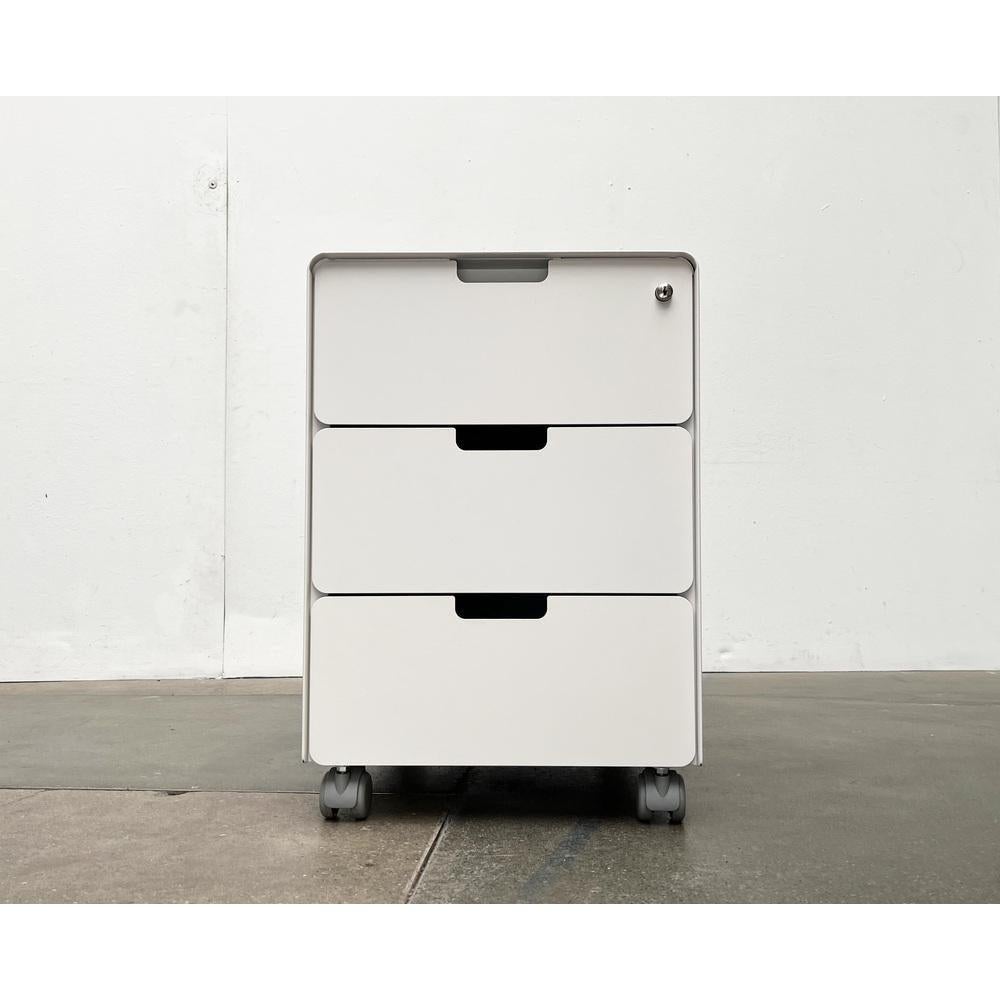 Minimalistic roll container from the Vitra series after a design by Jasper Morrison.

A simple design of high -quality materiality and processing. The body is made of structural powder -coated sheet steel. The container has three extracts. The