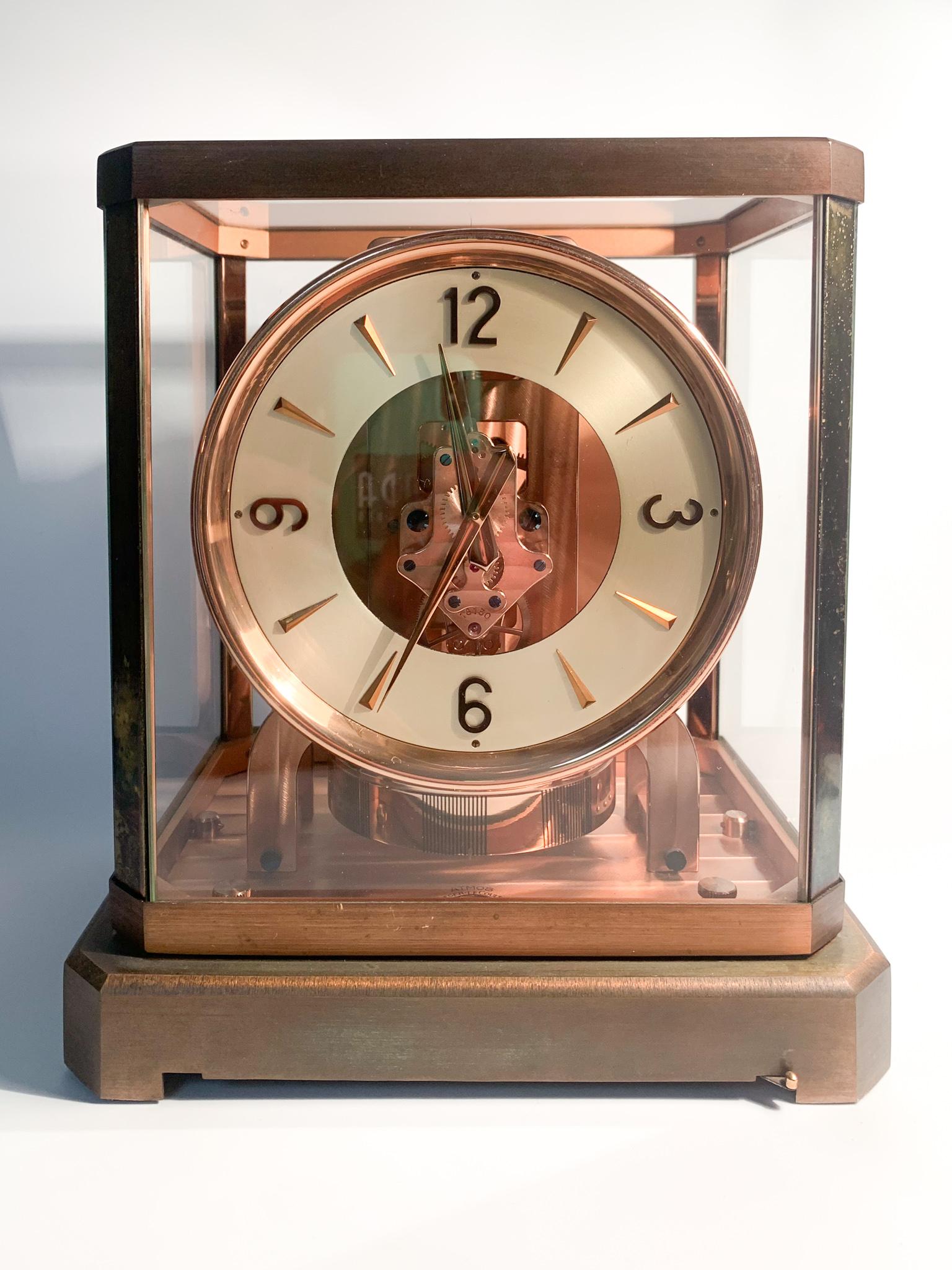 Atmos table clock by Jaeger Le Coultre, Rose Gold plated Classic model. 

Ø cm 16 Ø cm 23,5 h cm 20

The Atmos is a perpetual motion clock, the functioning of which was conceived by Jean-Lèon Reutter in 1928, with the Atmos 0 model. The first