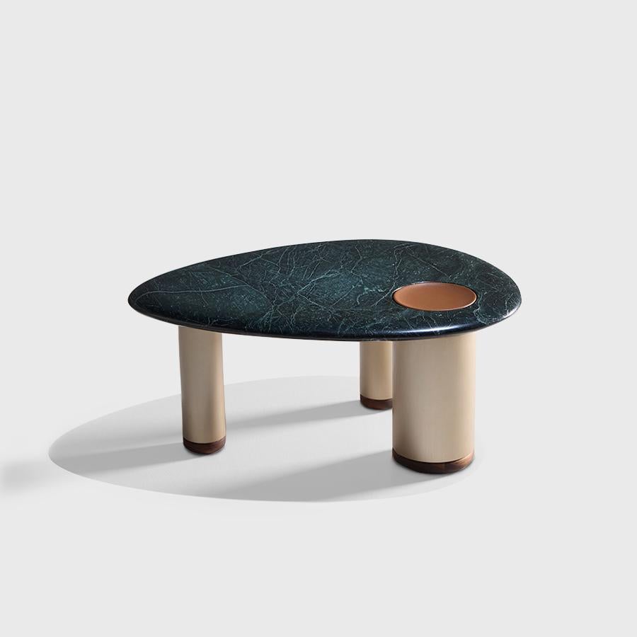 A piece that fuses strength, elegance, and tactility.
Its tabletop, crafted from noble Tikal marble with a unique character, is complemented by an integrated leather tray that adds warmth and a sense of connection. The anodized aluminum legs provide