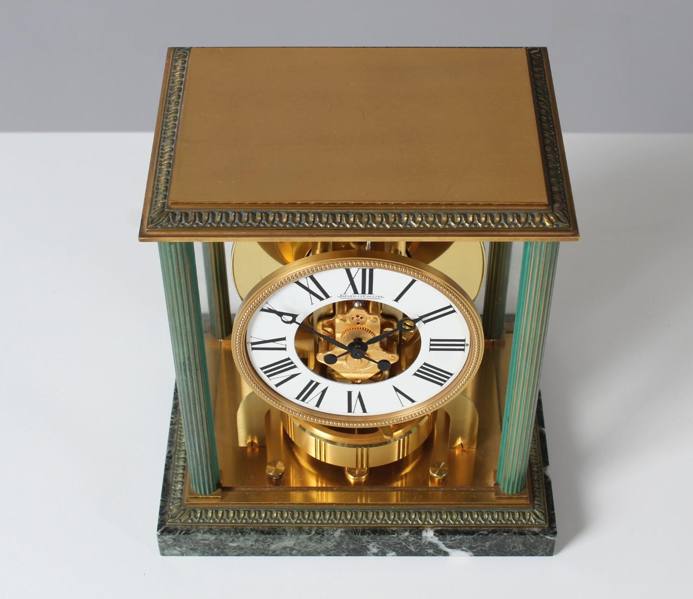 Jaeger LeCoultre - Atmos Vendome

Switzerland
Brass gold plated
Year of manufacture 1965

Dimensions: H x W x D: 24 x 21 x 16 cm

Description:
Atmos Vendome caliber 526. model number 5857 with marble base and fluted columns.
White dial