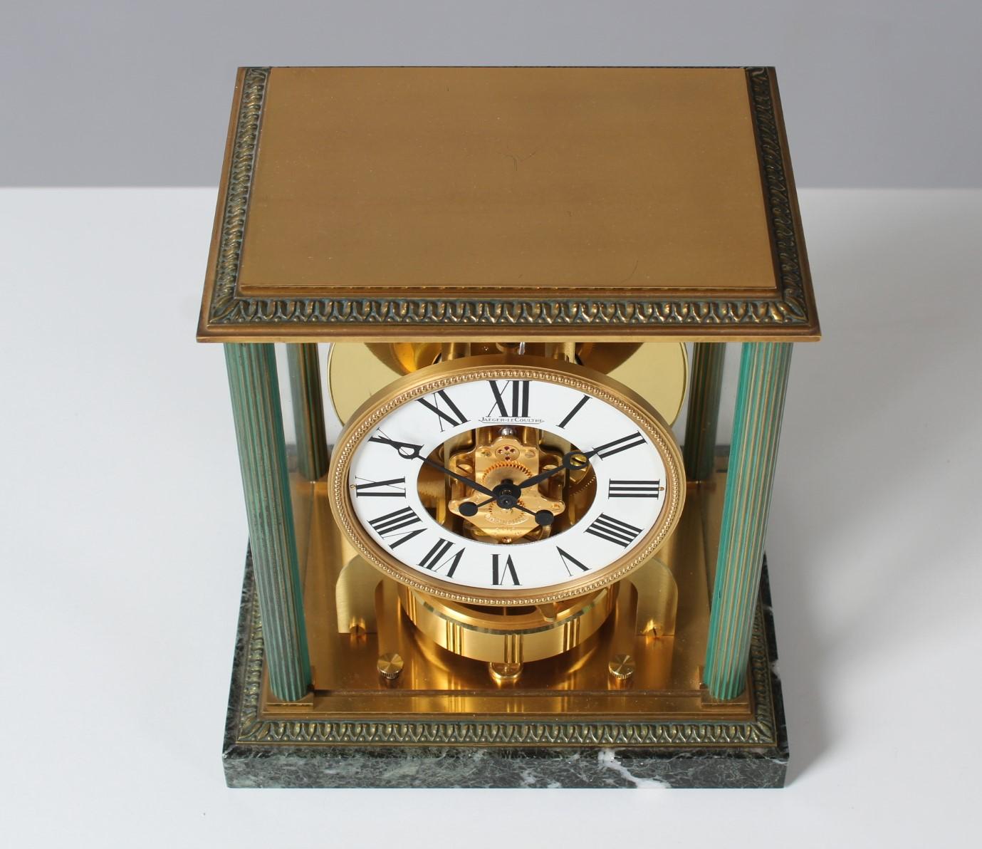 Jaeger LeCoultre - Atmos Vendome

Suisse
Laiton plaqué or
Année de fabrication 1965

Dimensions : H x L x P : 24 x 21 x 16 cm

Description : 
Atmos Vendome calibre 526. Modèle numéro 5857 avec base en marbre et colonnes cannelées. 
Cadran blanc avec