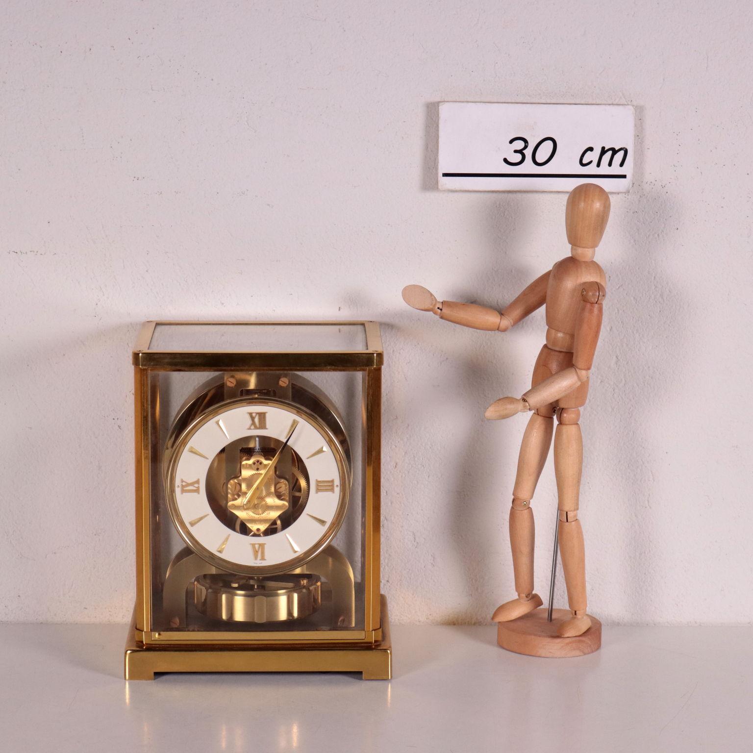 Jaeger-LeCoultre Tischuhr:: Kaliber 526-5:: vergoldetes Messing und Glas mit sichtbarem Mechanismus. Brandzeichen auf dem Schraubstock und unter dem Sockel.