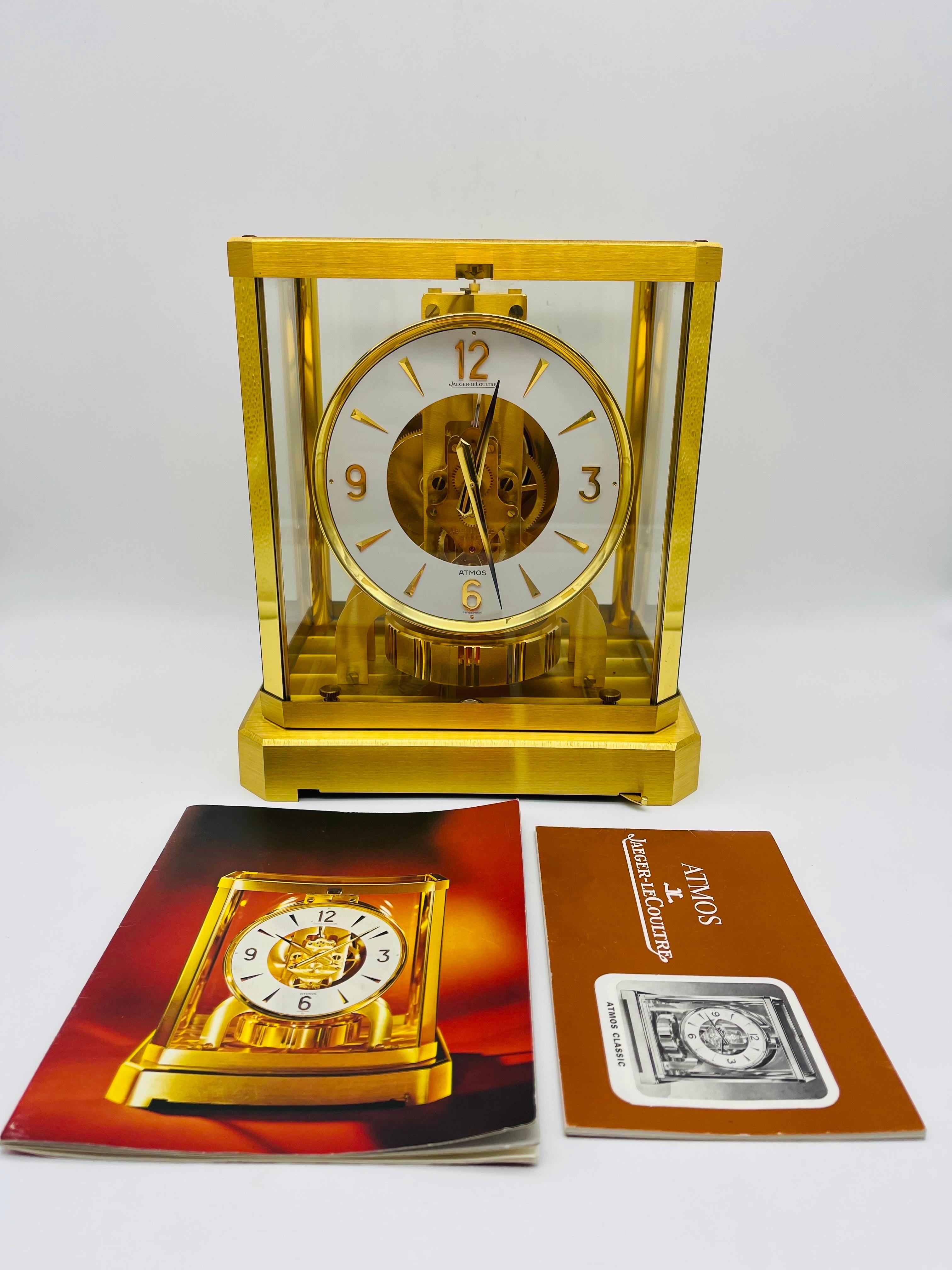 Brass, gold-plated; crystal glass, etc.

Reference 5800. Cal. 528/1 . Atmos V, gold-plated. Arabic numerals and indexes on white
lacquered dial.

Measures: Watch 22.5 x 18 x 13.5cm.