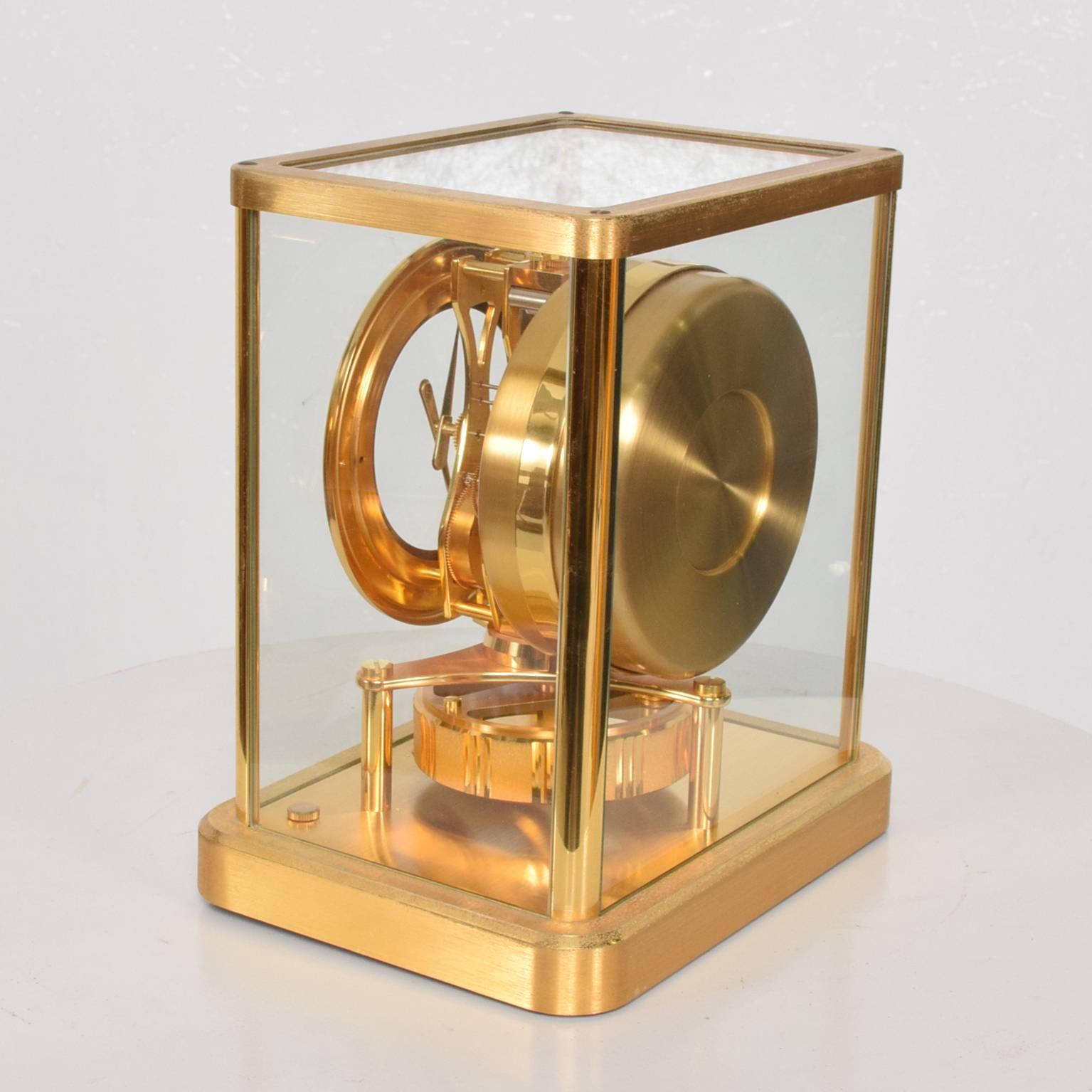 For your consideration an Atmos Perpetual clock in original vintage condition. 
Brass body with a glass case.

Dimensions: 9