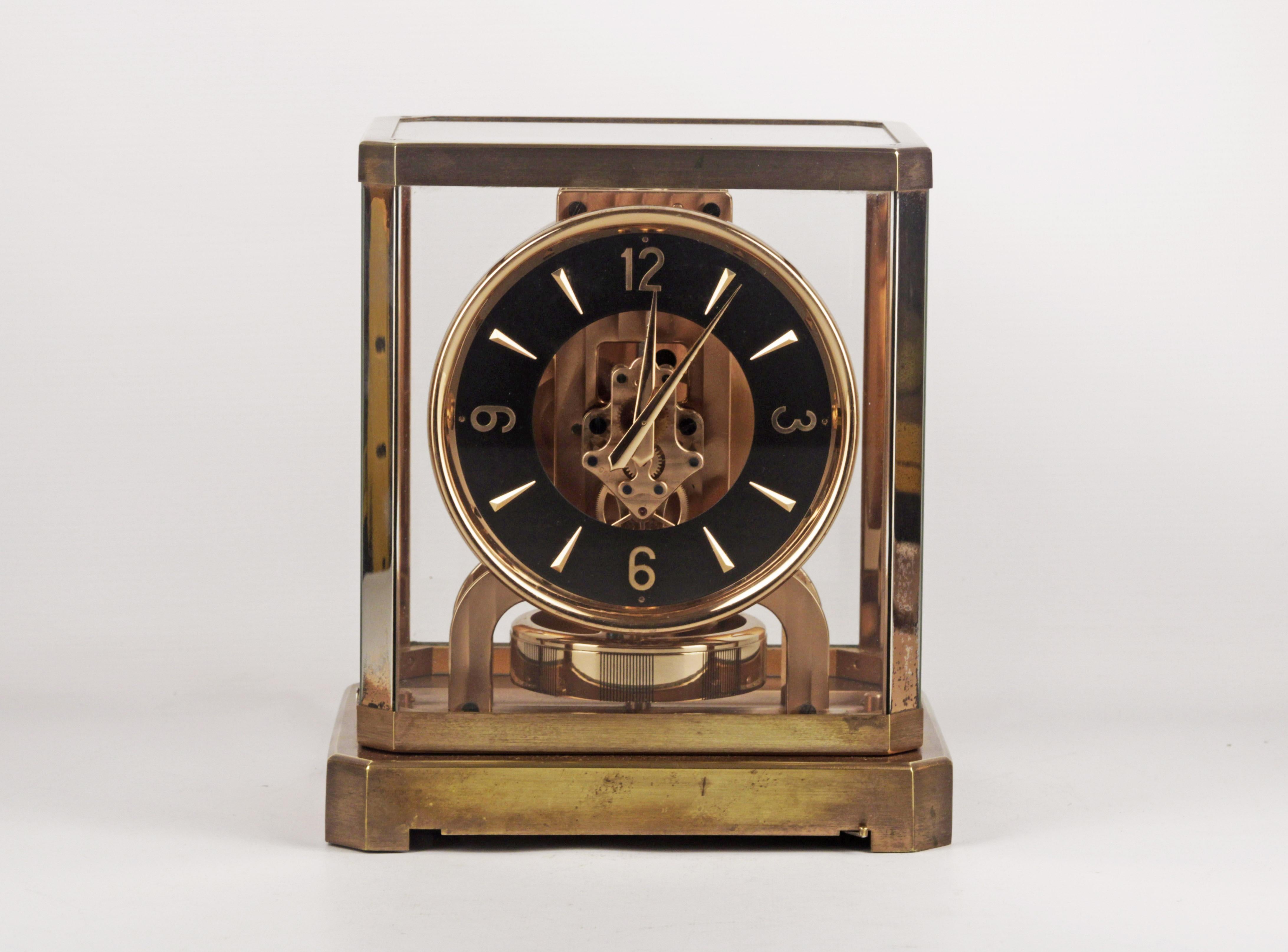 Atmos Jaeger lecoultre rare table clock
table clock with perpetual motion
invented by jean reutter in 1928
This watch is circa 1940 pink plated
the clock is ticking
It has the original black color dial
It has some natural wear on the
