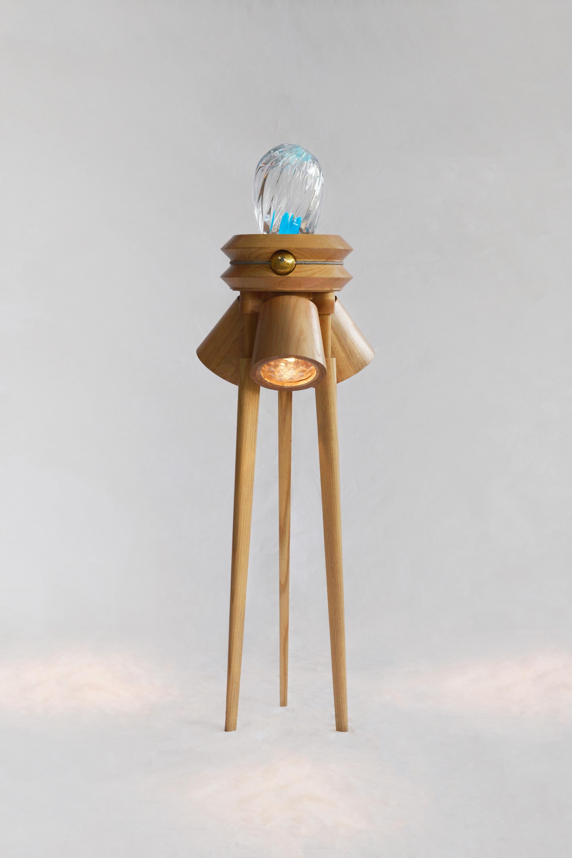 Lampadaire Atmosfera de AcoOCOORO
Dimensions : Ø 49 x H 150 cm.
Matériaux : Lampe tripode en bois de chêne massif, écrans en verre soufflé (4), et diffuseur en résine.

Toutes nos lampes peuvent être câblées en fonction de chaque pays. Si elle est
