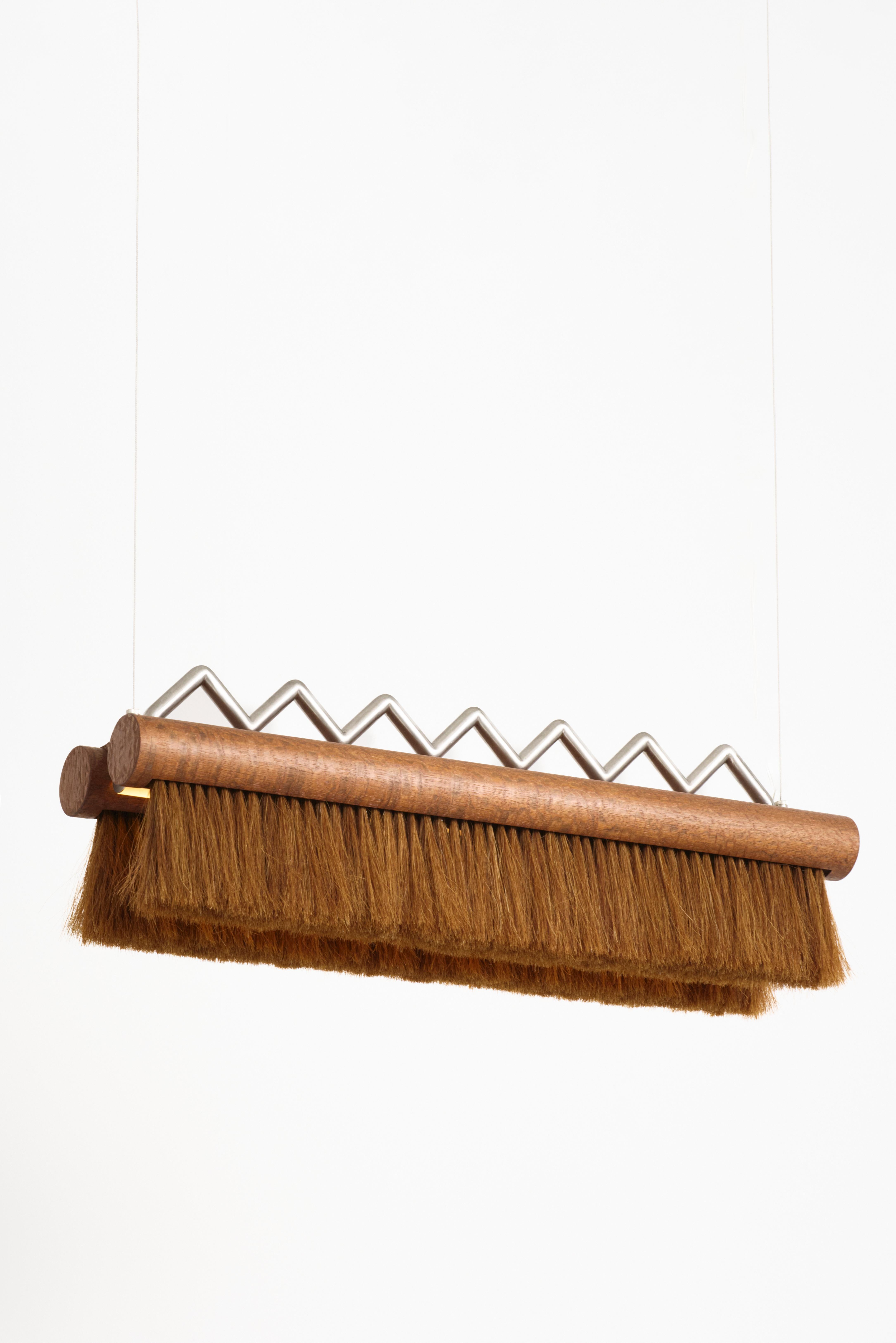 Atmosphärische Beleuchtung Bar Pendelleuchte von Studio Lugo
Abmessungen: B 70 x T 14 x H 16,5 cm
MATERIALIEN: Spitzenholzfurnier, Edelstahl, Rosshaar.
Endbearbeitung: Mattlackierung.
Gewicht: 6 kg.

Alle unsere Lampen können je nach Land verkabelt