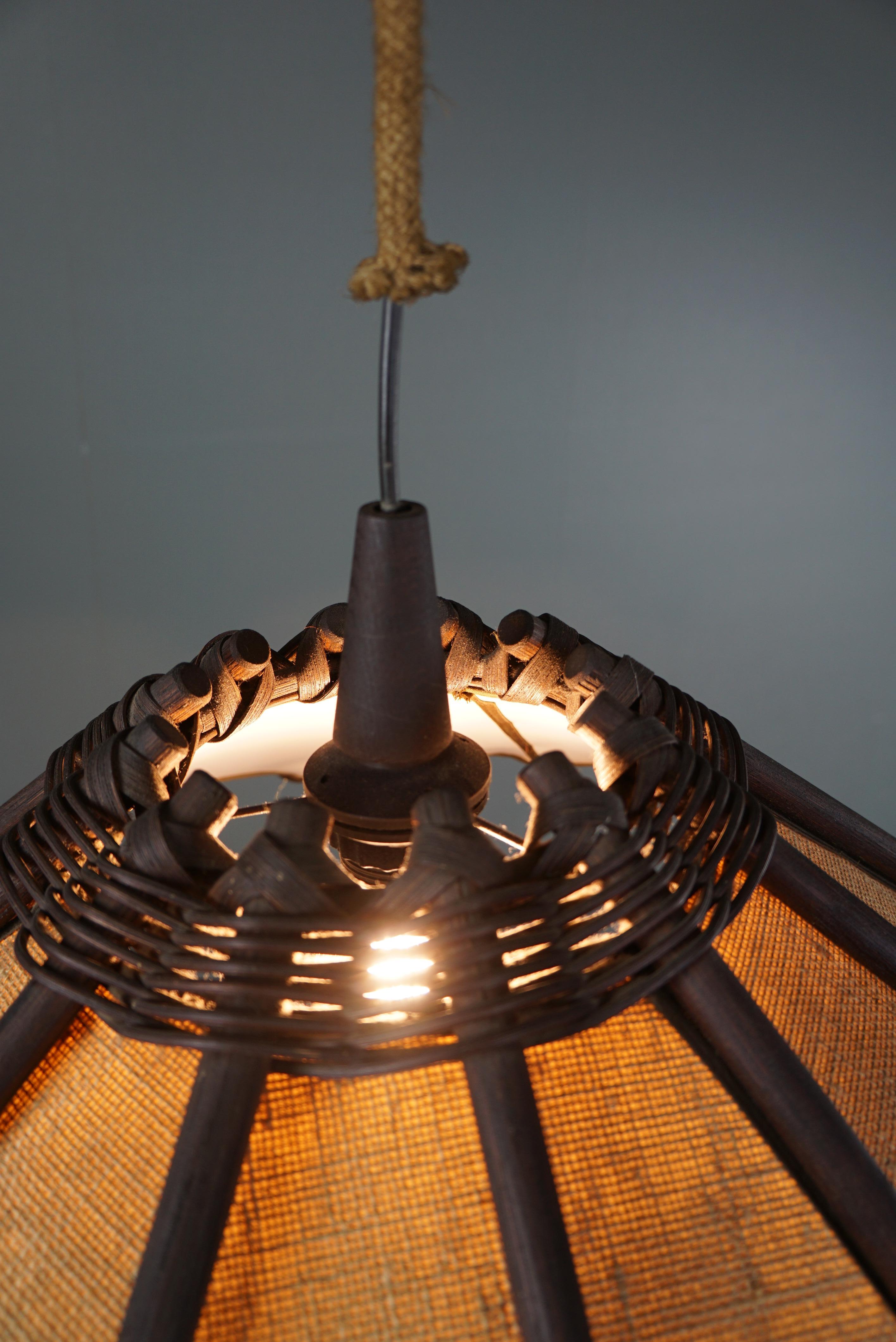 Late 20th Century Atmospheric rattan Manou pendant lamp with wood and jute. For Sale