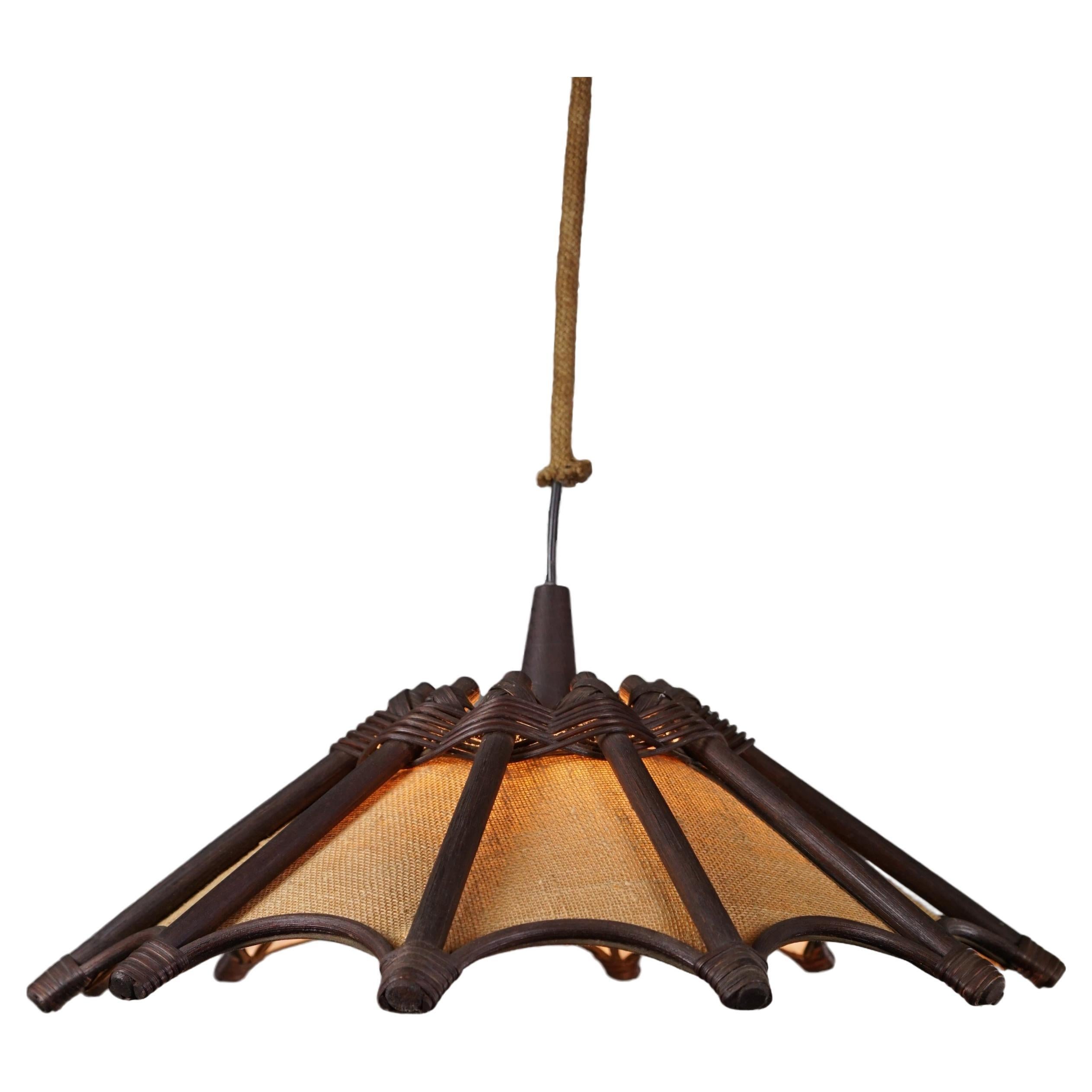 Atmospheric rattan Manou pendant lamp with wood and jute. For Sale