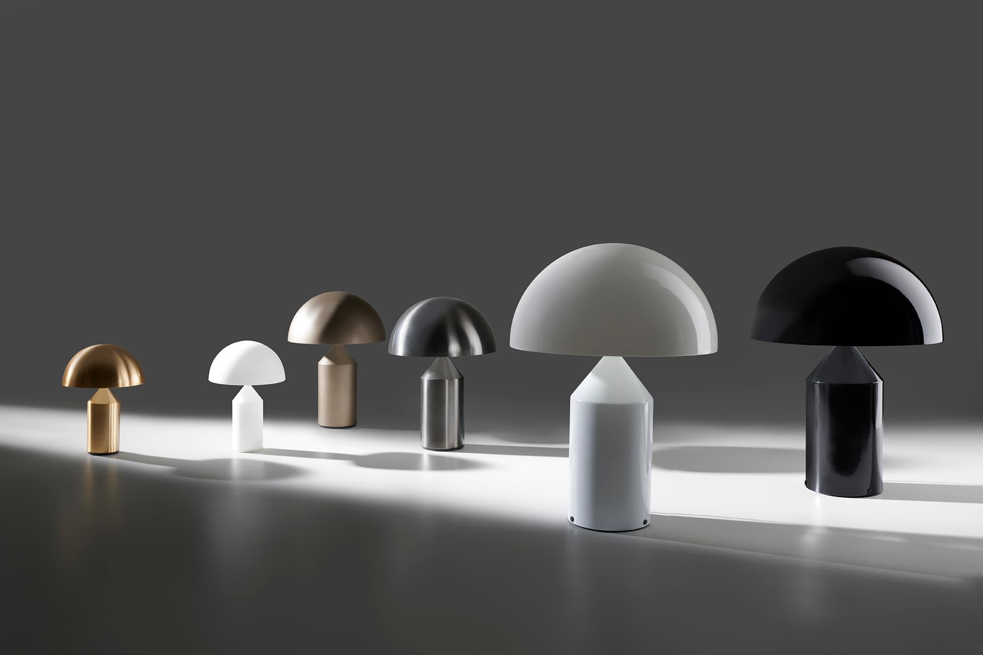 Archetyp der Tischleuchte und Ikone des italienischen Stils. Atollo, 1977 entworfen und mit dem Compasso d'Oro ausgezeichnet, hat die Vorstellung von der klassischen Nachttischlampe völlig revolutioniert. Atollo besteht aus essentiellen
