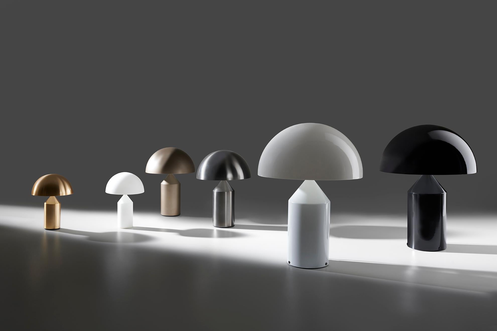 Archétype de la lampe de table et icône du style italien. Atollo, conçu en 1977 et lauréat du prix Compasso d'Oro, a complètement révolutionné la façon d'imaginer la lampe de chevet classique. Composée de formes géométriques essentielles, Atollo est