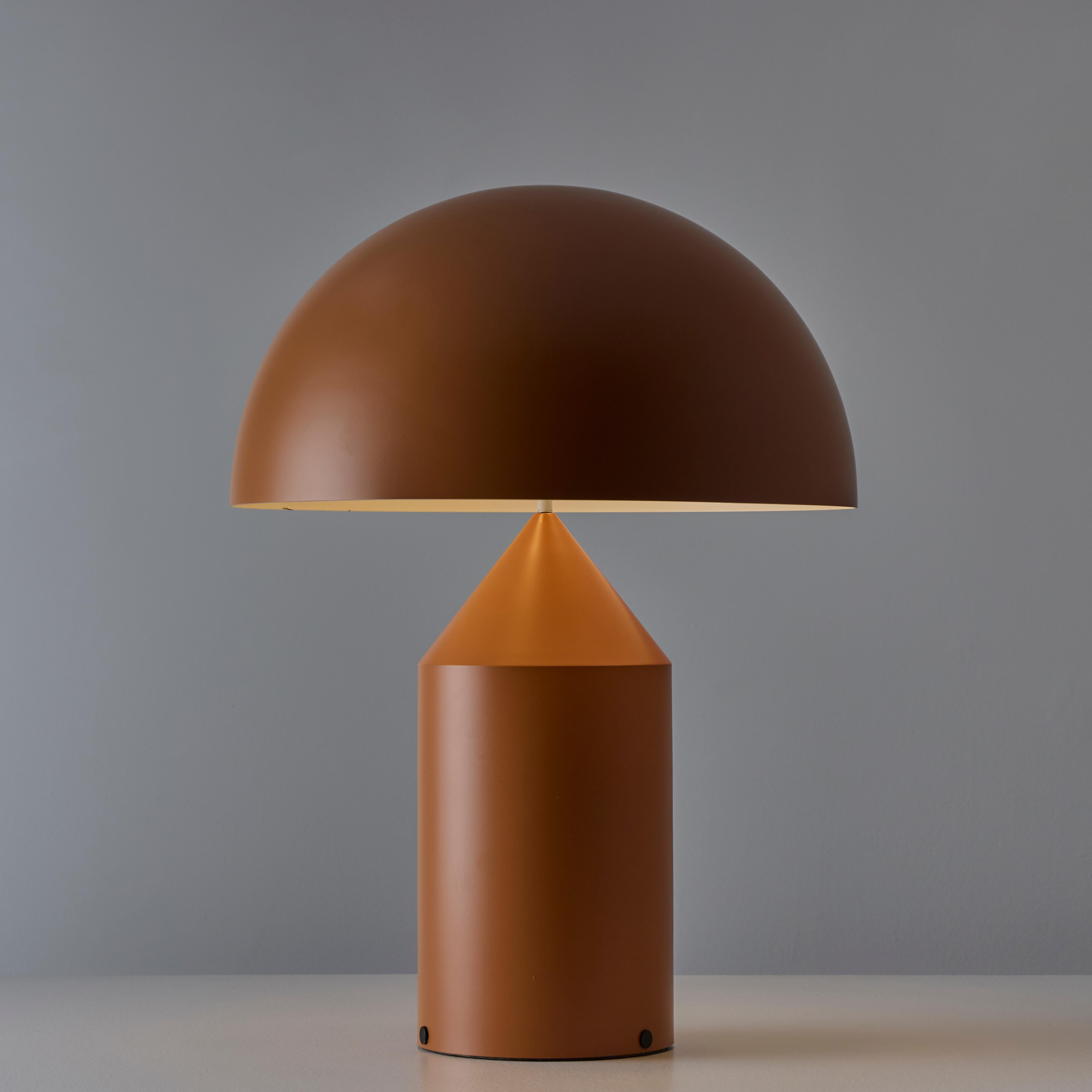 Lampada Atollo di Vico Magistretti per Oluce, 1977 circa. Progettata da Magistretti nel 1977, è stata premiata con il Compasso d'Oro nel 1979. Produzione precoce con finitura originale in smalto opaco testurizzato. Interruttore a leva originale