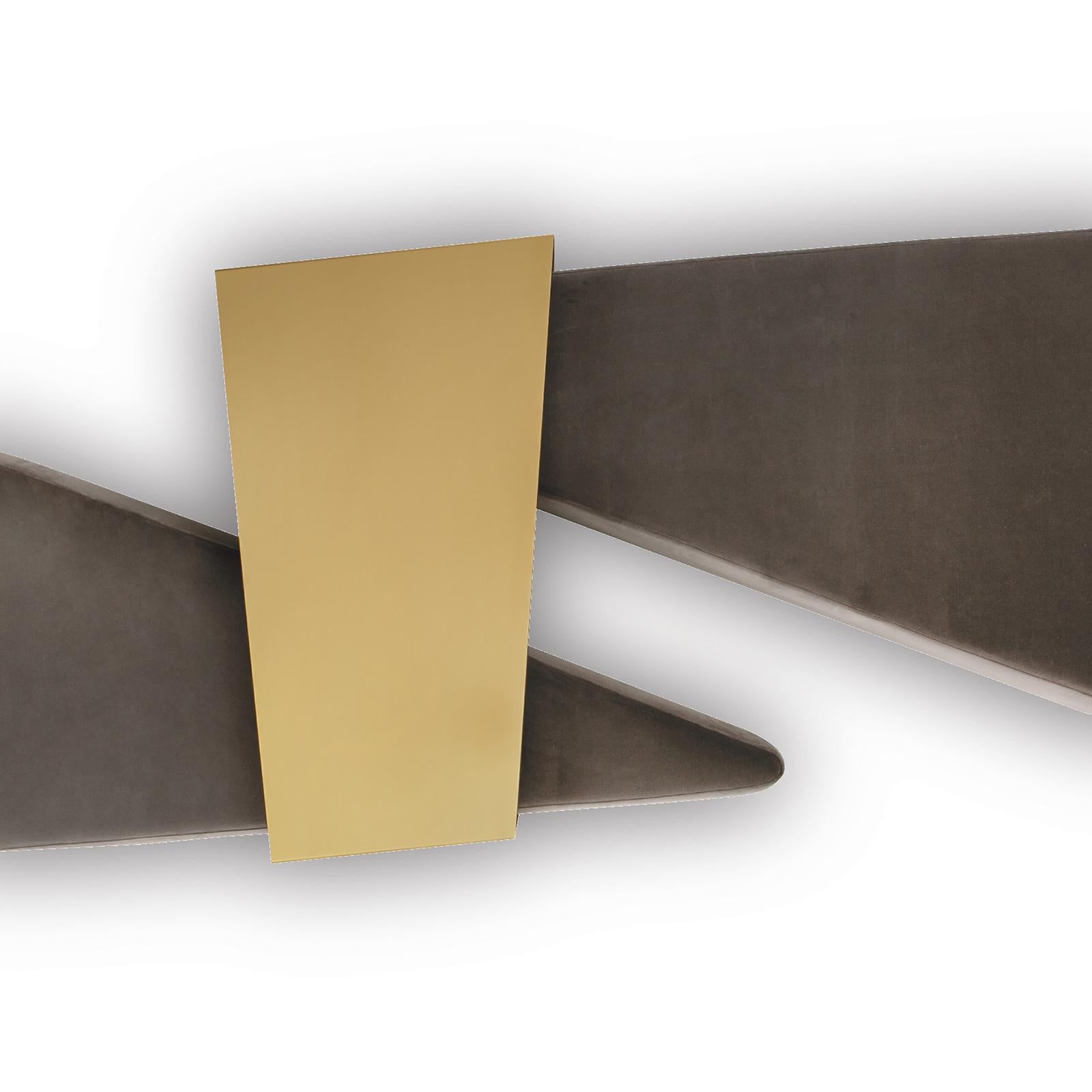 La composition Atollo représente une table basse/pouf avec une structure en contreplaqué paddée avec du caoutchouc multi-densité. Original et élégant, il se compose de 2 sections (triangles), 1 avec une capote rigide et 1 avec une capote souple. Les