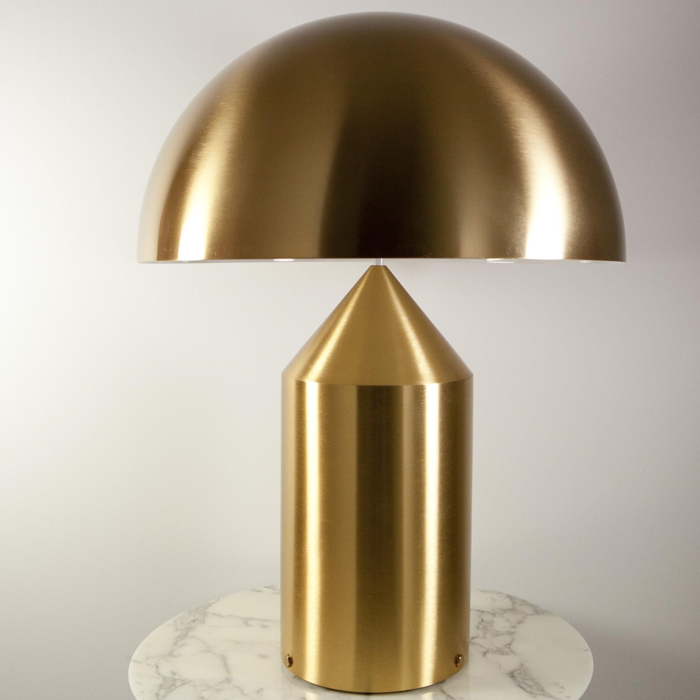 Lampe de table en métal Atollo de Vico Magistretti pour Oluce. La lampe Atollo est devenue une représentation emblématique de la lampe de table. Le cylindre, le cône et l'hémisphère se combinent de manière si simple mais si forte que la forme suit