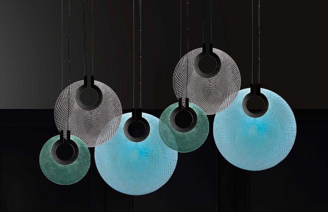 Lampada a sospensione Atollo S6 di Euroluce Lampadari
Dimensioni: D 25 x L 120 x H 95 cm.
Materiali: Metallo e vetro.

Disponibile in diverse dimensioni e colori. I prezzi possono variare. Tutte le nostre lampade possono essere cablate a seconda del
