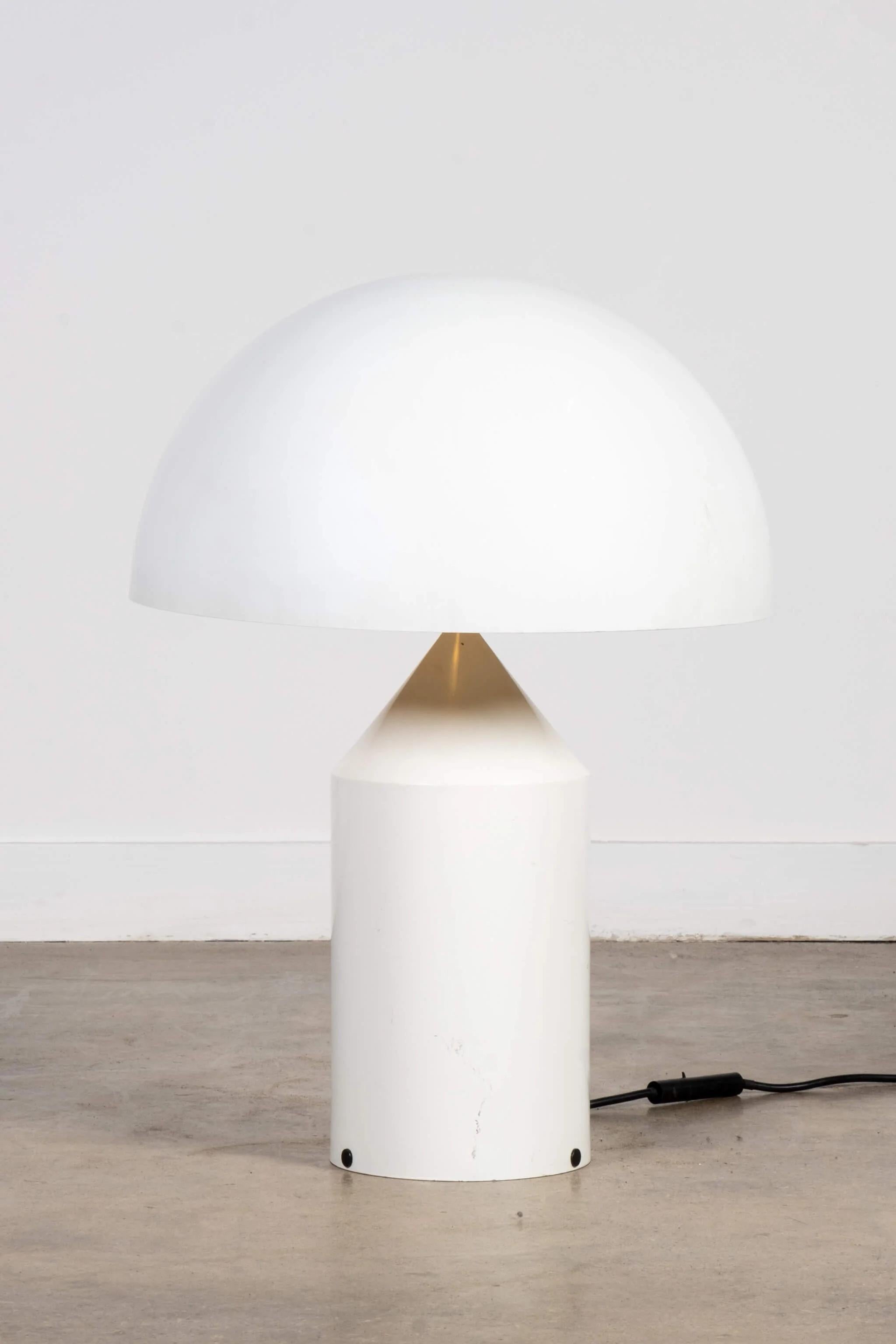 Atollo Table Lamp Model 233, White by Vico Magistretti for Oluce In Good Condition For Sale In Toronto, CA