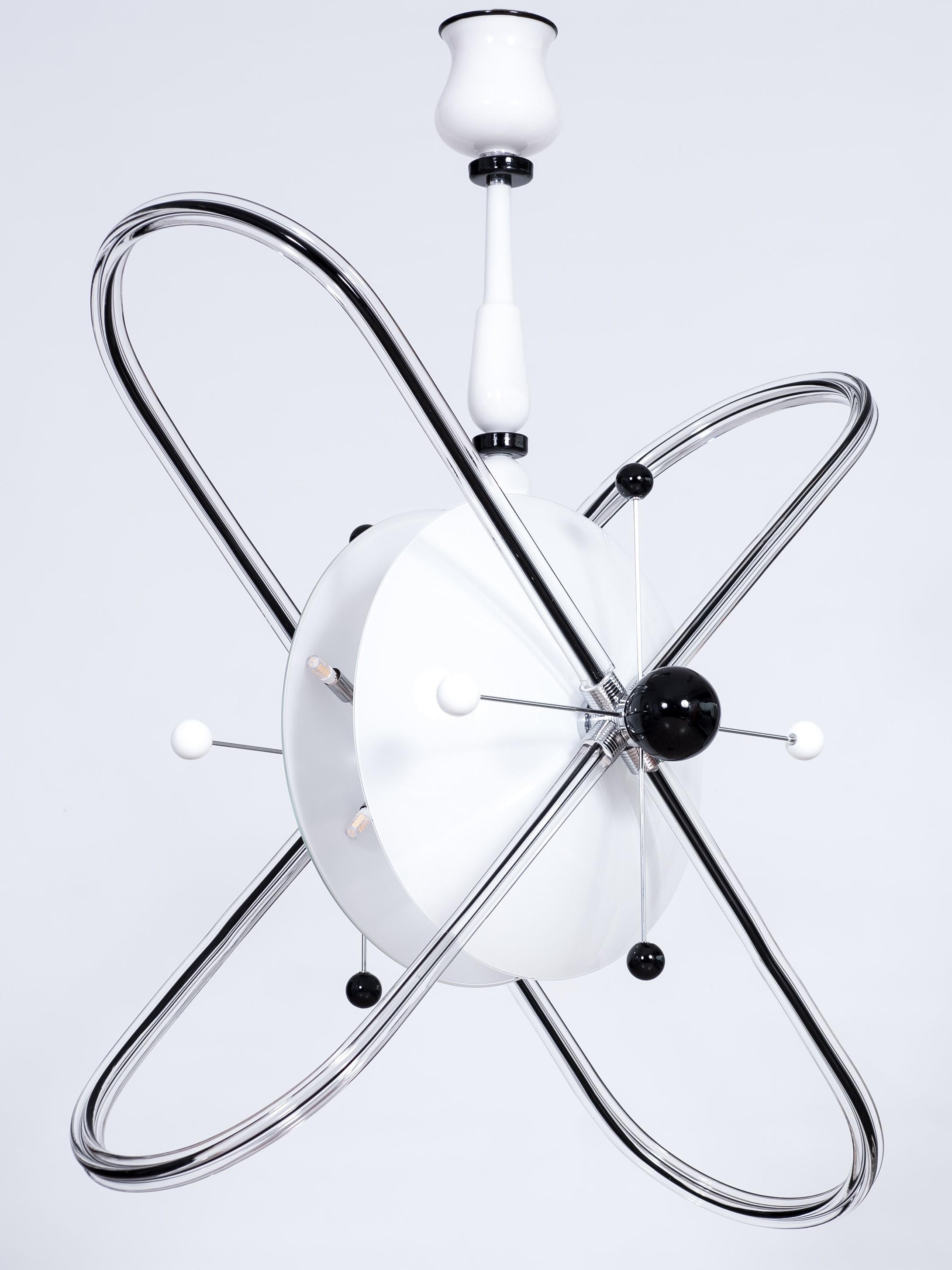 Chandelier Atom au design Contemporary en verre de Murano italien noir et blanc

Entièrement réalisé à la main en verre soufflé de Murano et en acier, ce lustre est une production en édition limitée de l'artiste et designer italien Giovanni Dalla