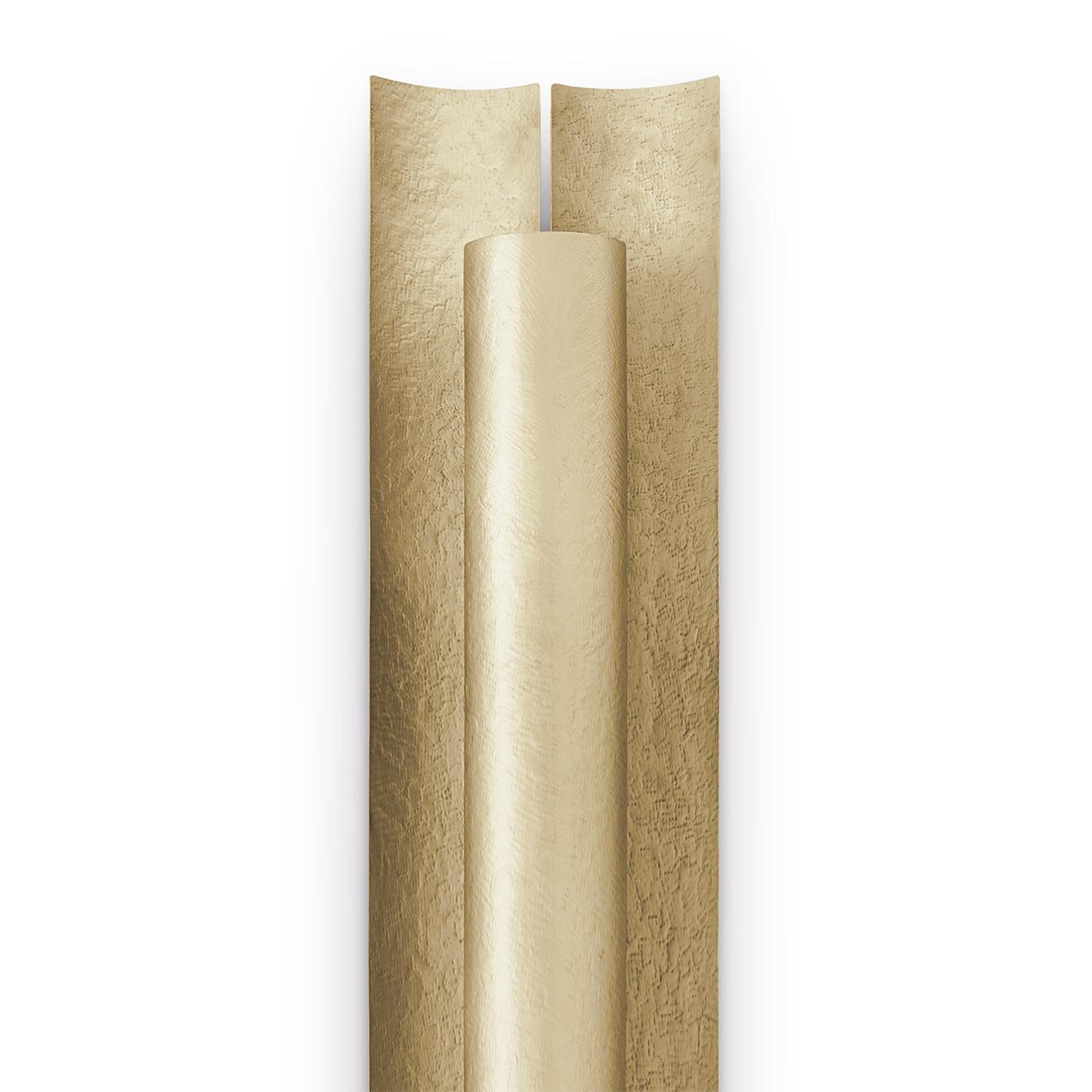 Wall lamp atom high with all structure in 
solid brass in matt and hammered finish.
