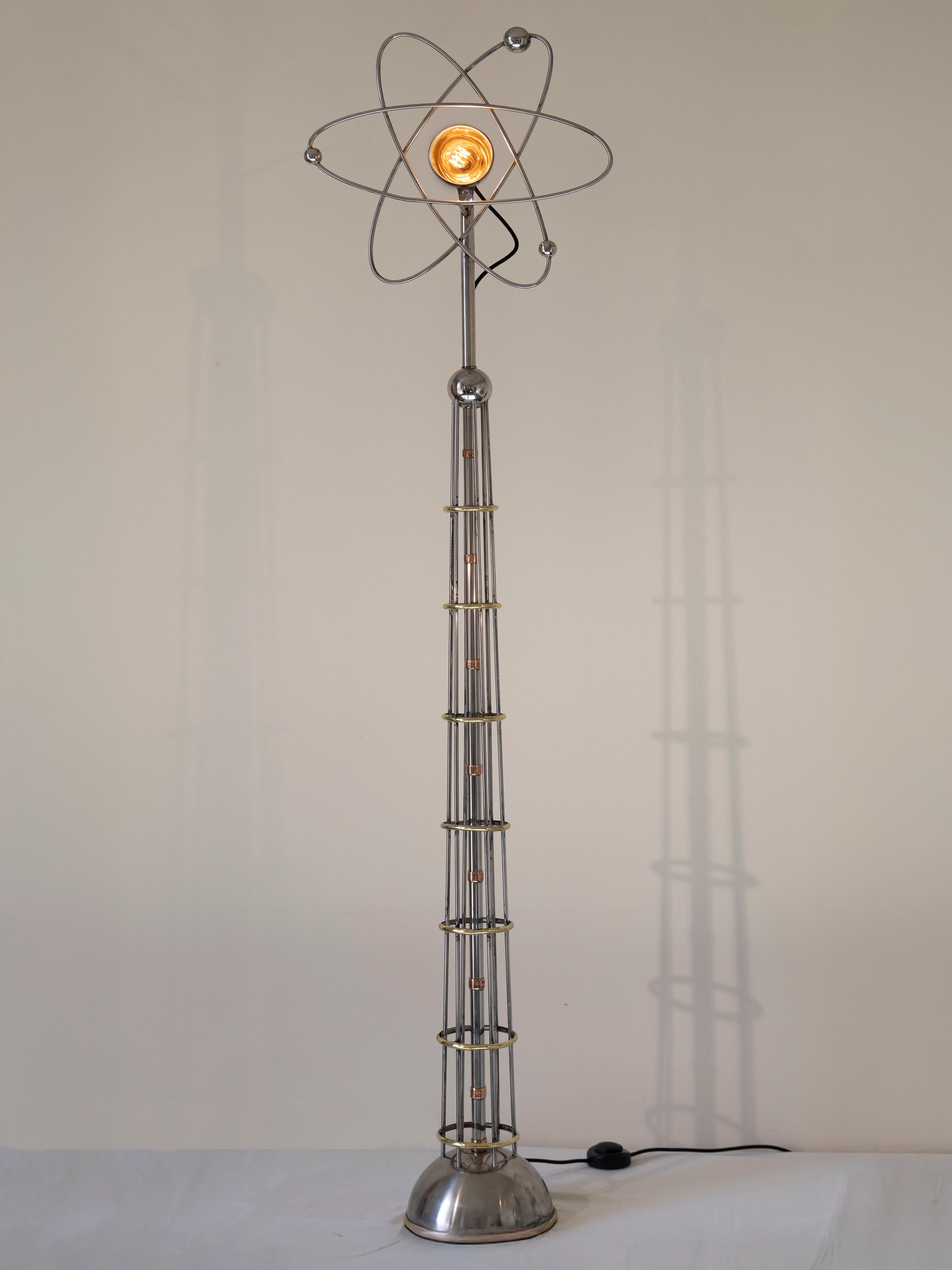 El origen de este diseño ha sido ligeramente enrevesado. La base y el cuerpo de la lámpara se inspiraron en la parte superior de la pagoda de los Jardines Kew de Londres. Una vez fabricada la base, Sam Rush la dejó durante algunos meses antes de