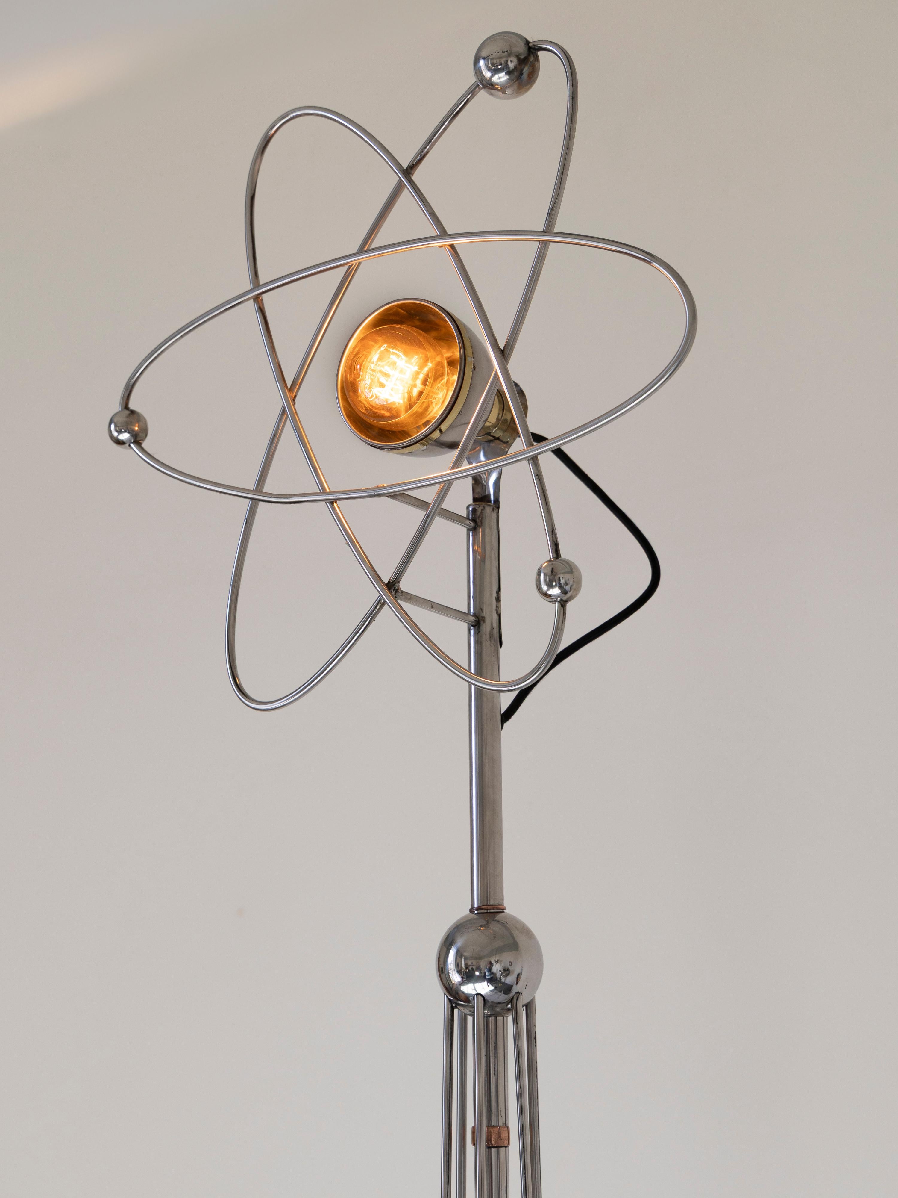 Lámpara Atom de Sam Rush homenaje en acero y latón al modelo Atomic Whirl de los años 50 Británico en venta
