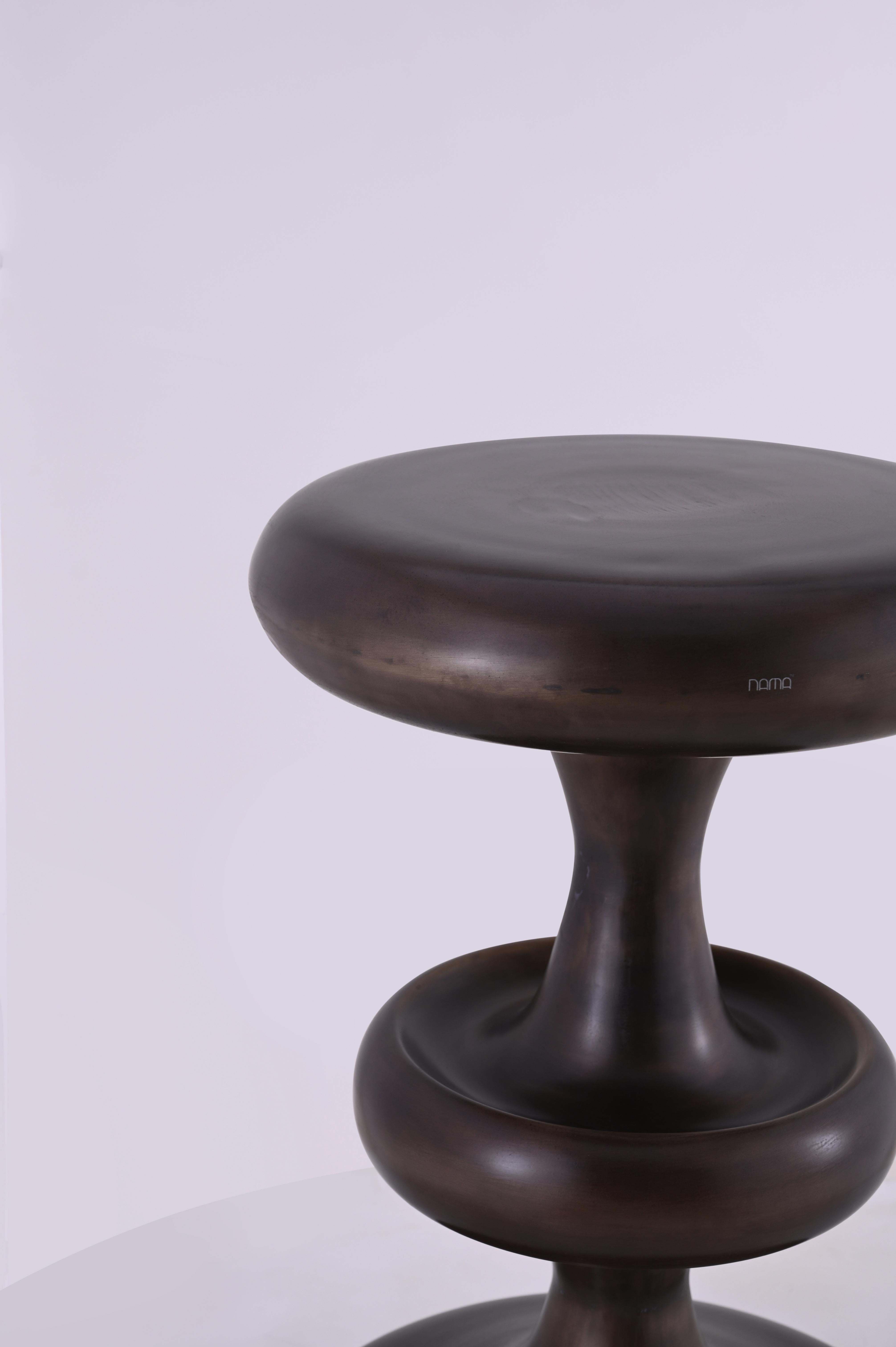 ¡Dejamos caer la mesa auxiliar Atom para demostrar que unas cuantas bombas sí esparcen belleza y sonrisas! Esta distintiva mesa auxiliar, que tiene todas las curvas en los lugares adecuados, está aquí para añadir peso a su espacio y hacerlo explotar