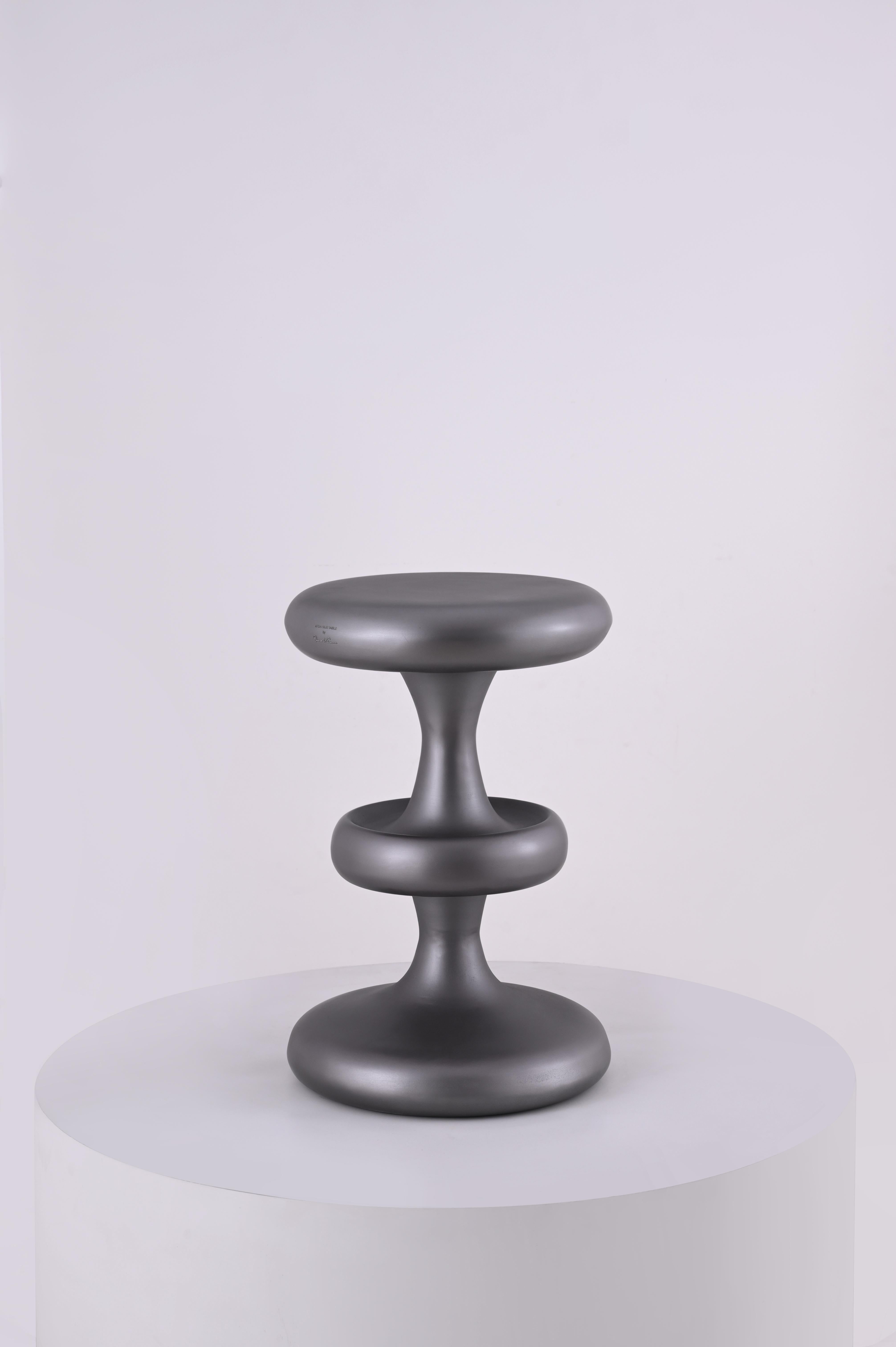 Nous avons déposé la table d'appoint Atom pour montrer que quelques bombes peuvent répandre la beauté et les sourires ! Cette table d'appoint distincte, qui présente toutes les bonnes courbes aux bons endroits, est là pour donner du poids à votre