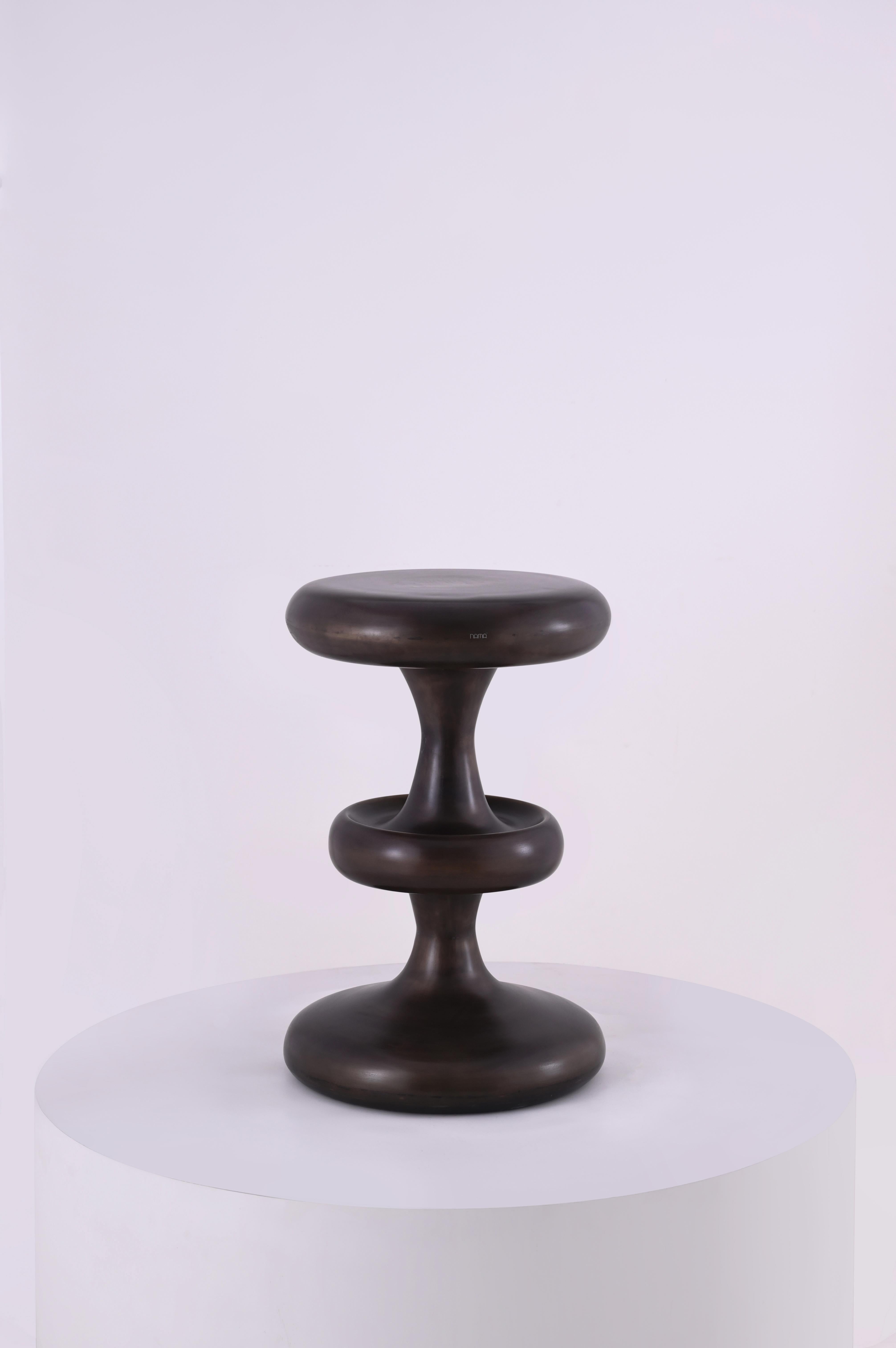 Mesa auxiliar Atom de Studio Namit Khanna Indio en venta