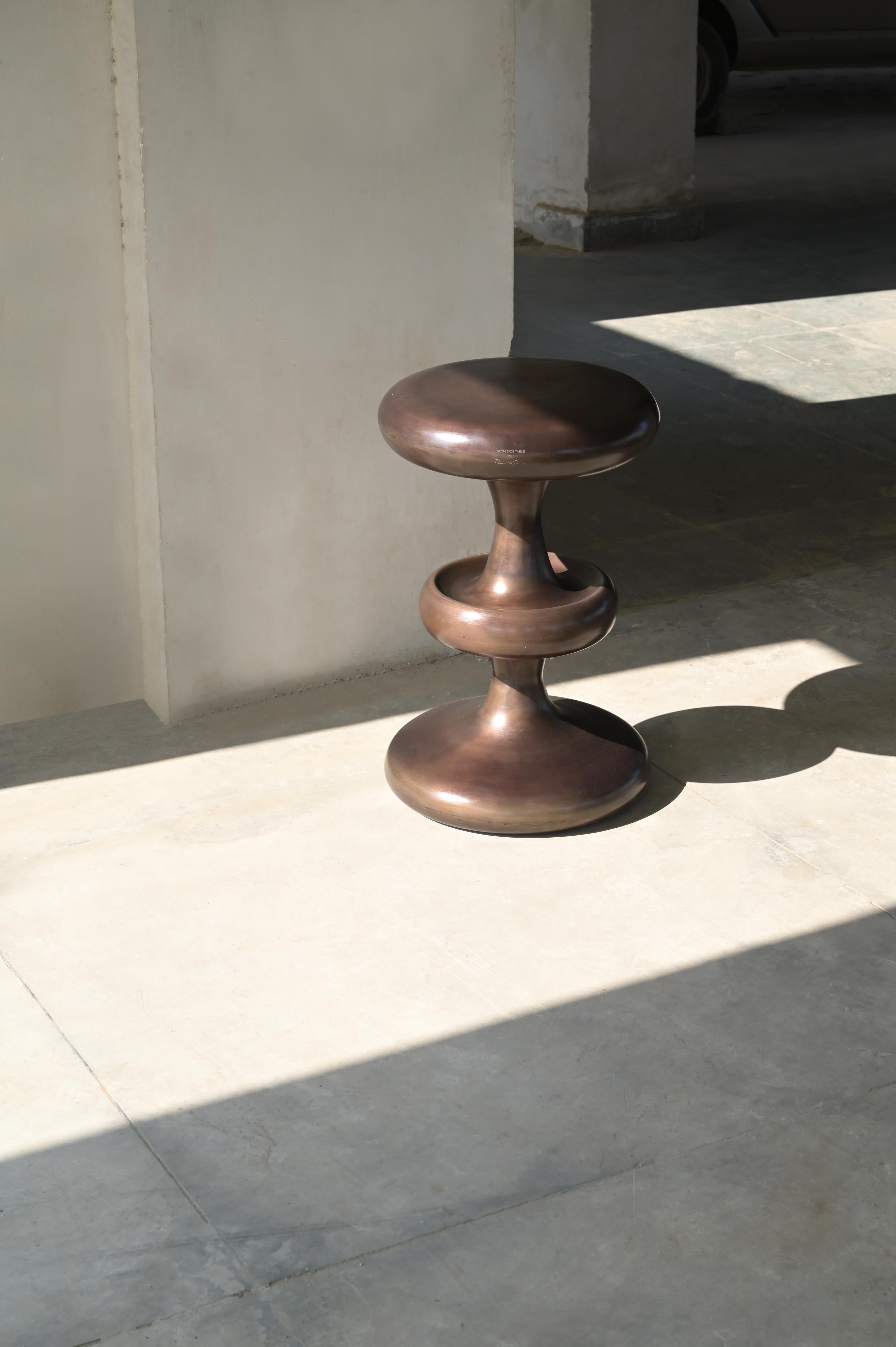 Mesa auxiliar Atom de Studio Namit Khanna en Nuevo estado para la venta en Moradabad, Uttar Pradesh