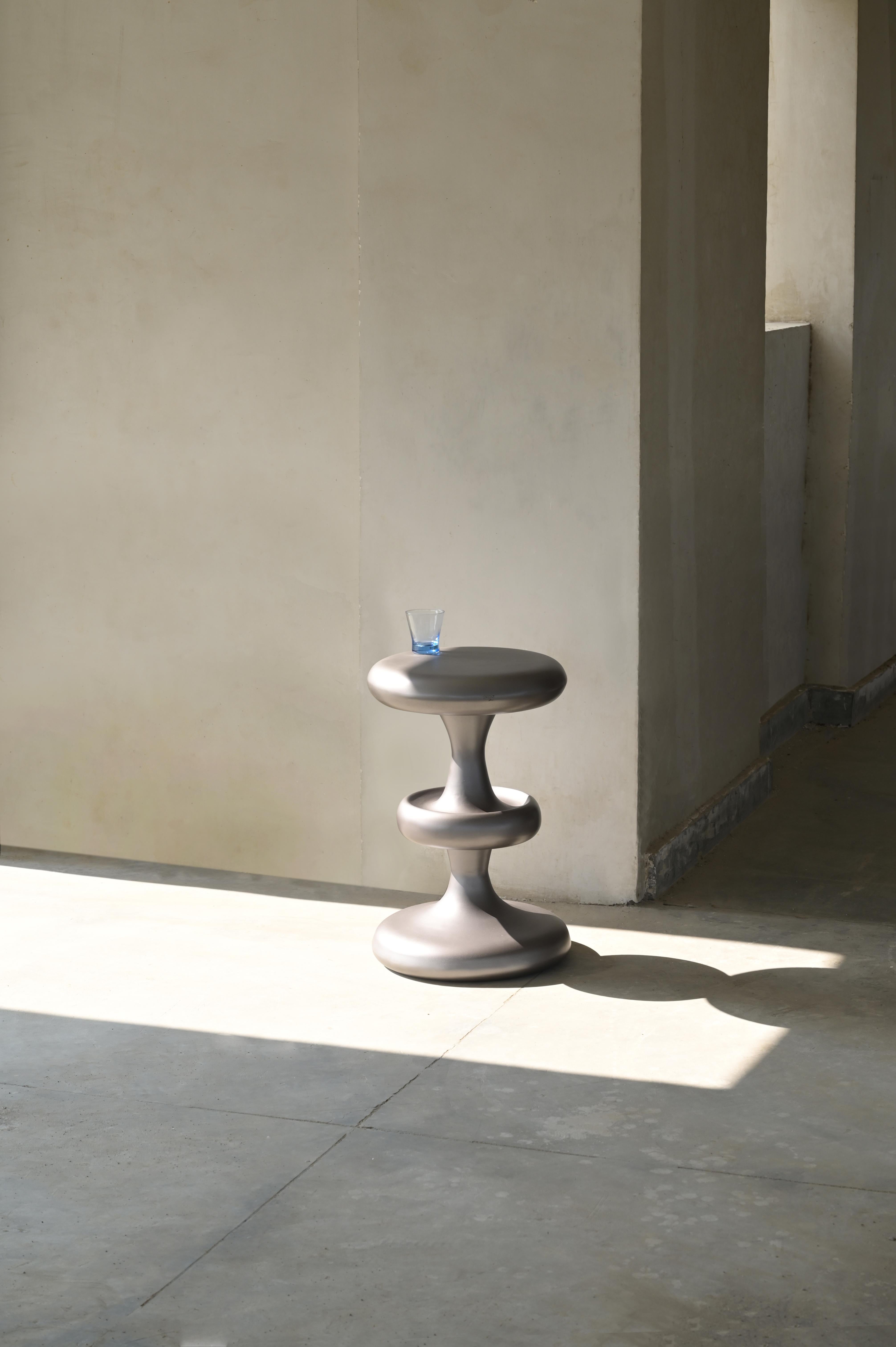 Table d'appoint Atome de Studio Namit Khanna Neuf - En vente à Moradabad, Uttar Pradesh