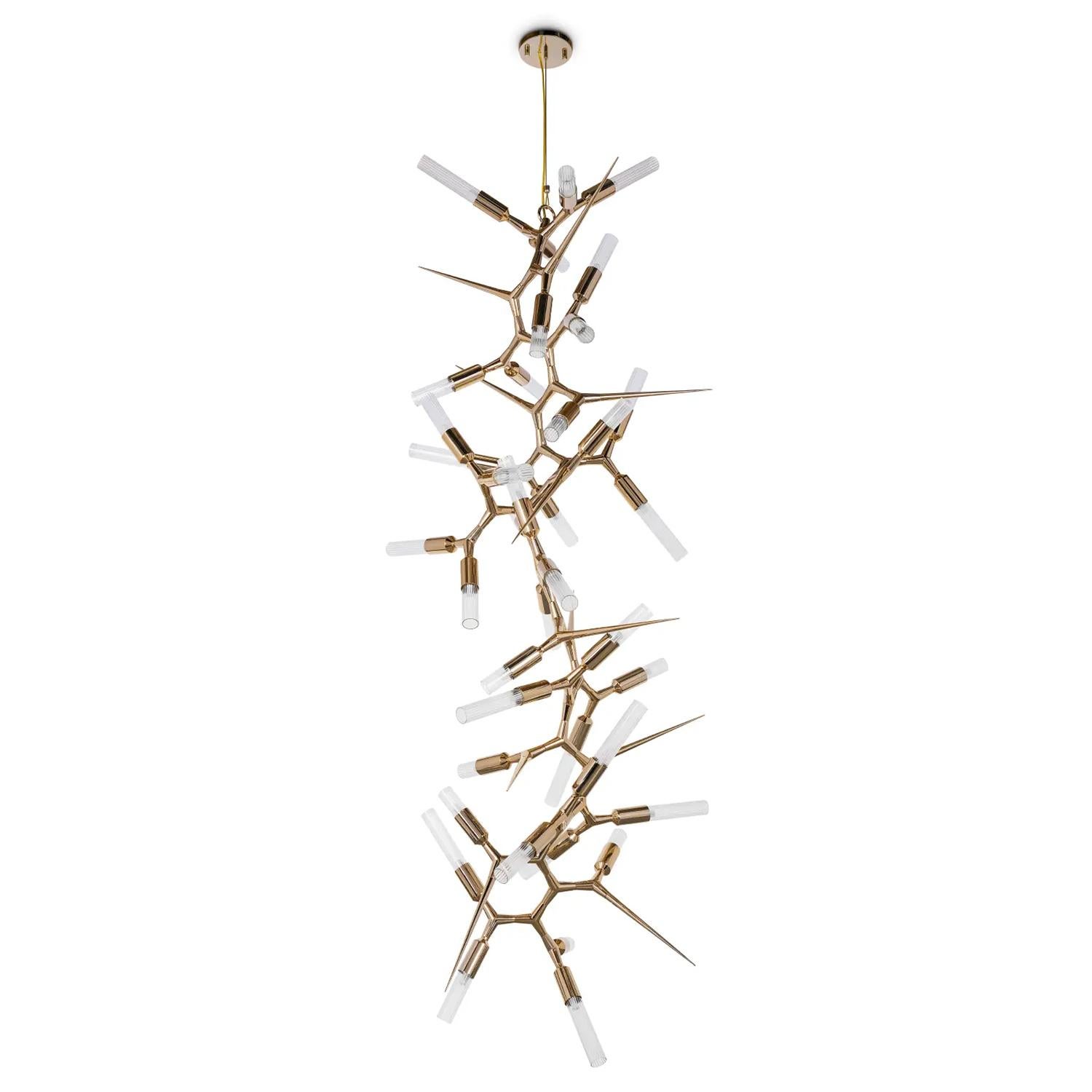 Sospensioni Atome con tubi in vetro cristallo a coste
raccolti e trattenuti da un'asta in ottone lucido placcato oro. 
struttura centrale. Con 32 lampadine, portalampada di tipo G9 
alogena -40 Watt max. Per 220-240V.
Le lampadine non sono incluse.