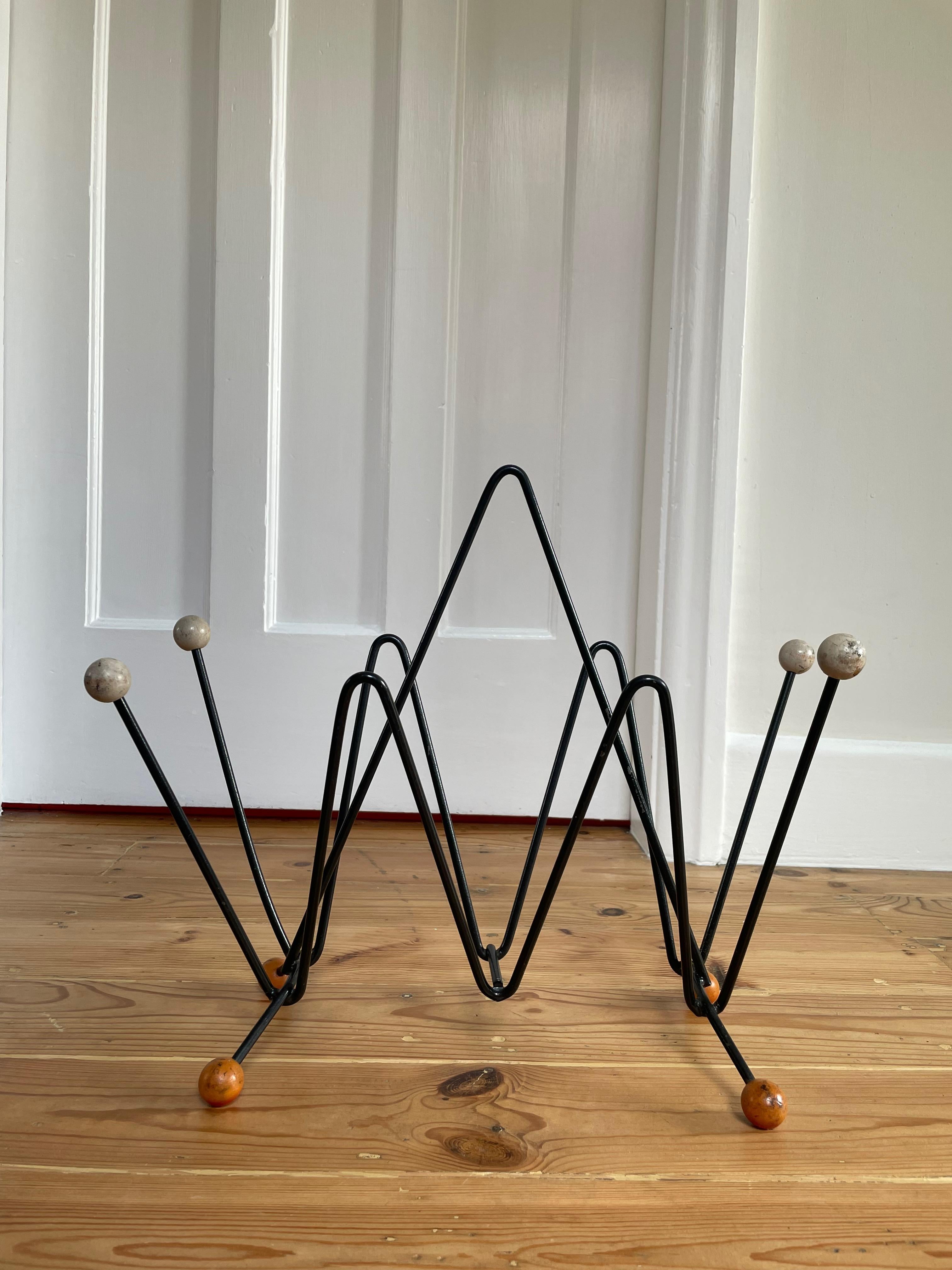 Atomic 1950's English Wrought Iron Book Holder \ Magazine Rack (Moderne der Mitte des Jahrhunderts) im Angebot