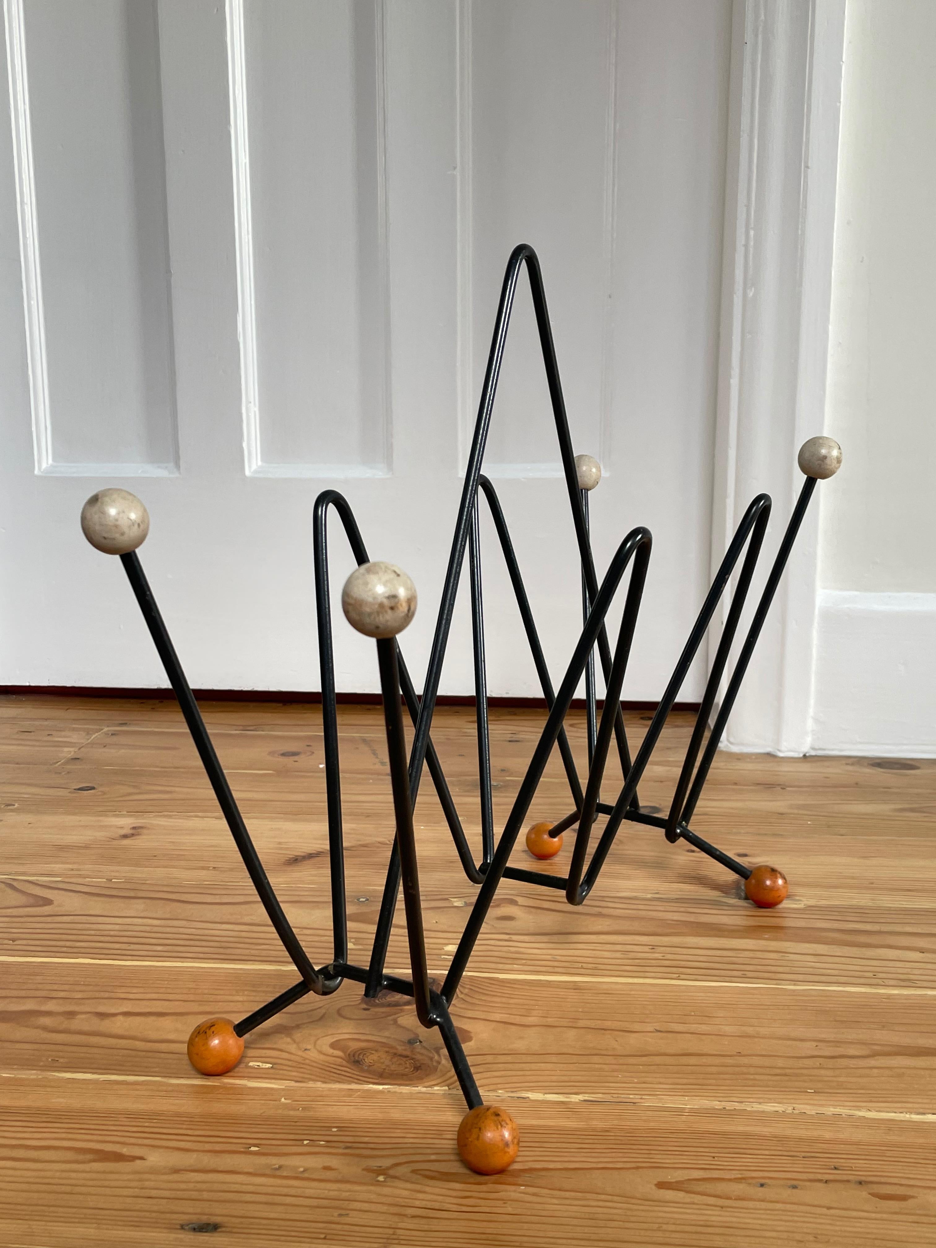 Atomic 1950's English Wrought Iron Book Holder \ Magazine Rack (Englisch) im Angebot