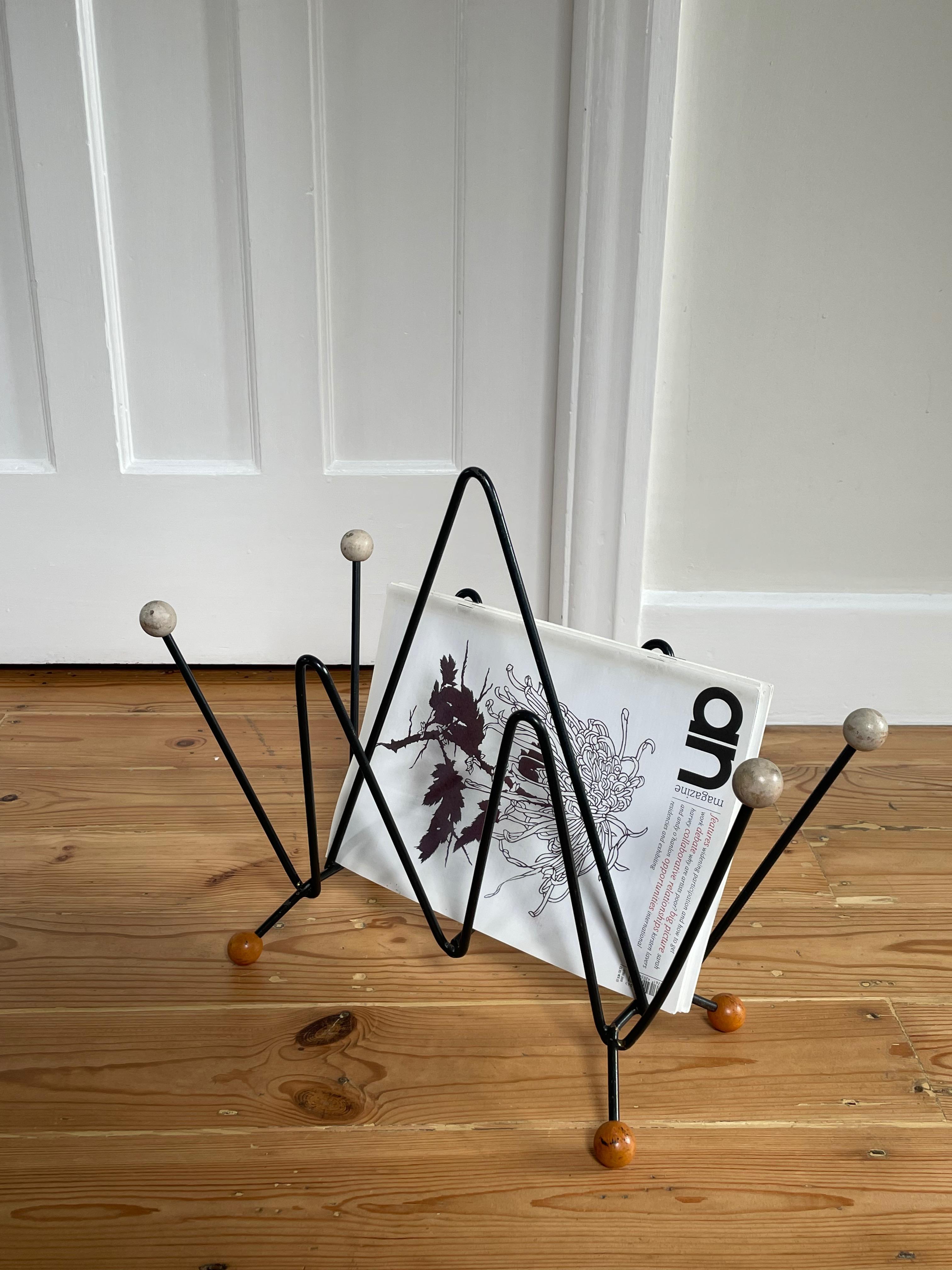 Atomic 1950's English Wrought Iron Book Holder \ Magazine Rack (Metallarbeit) im Angebot