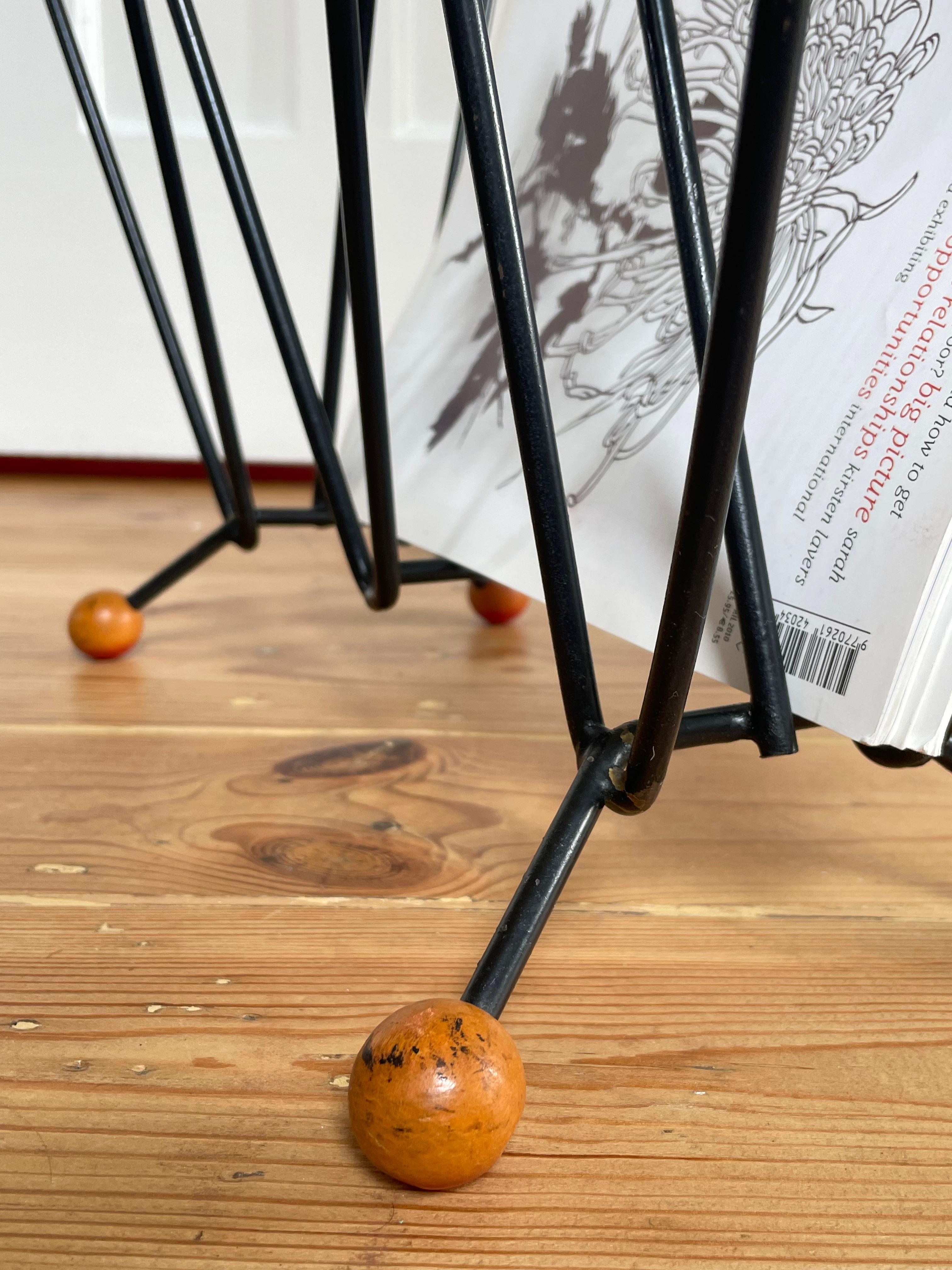 Atomic 1950's English Wrought Iron Book Holder \ Magazine Rack (20. Jahrhundert) im Angebot
