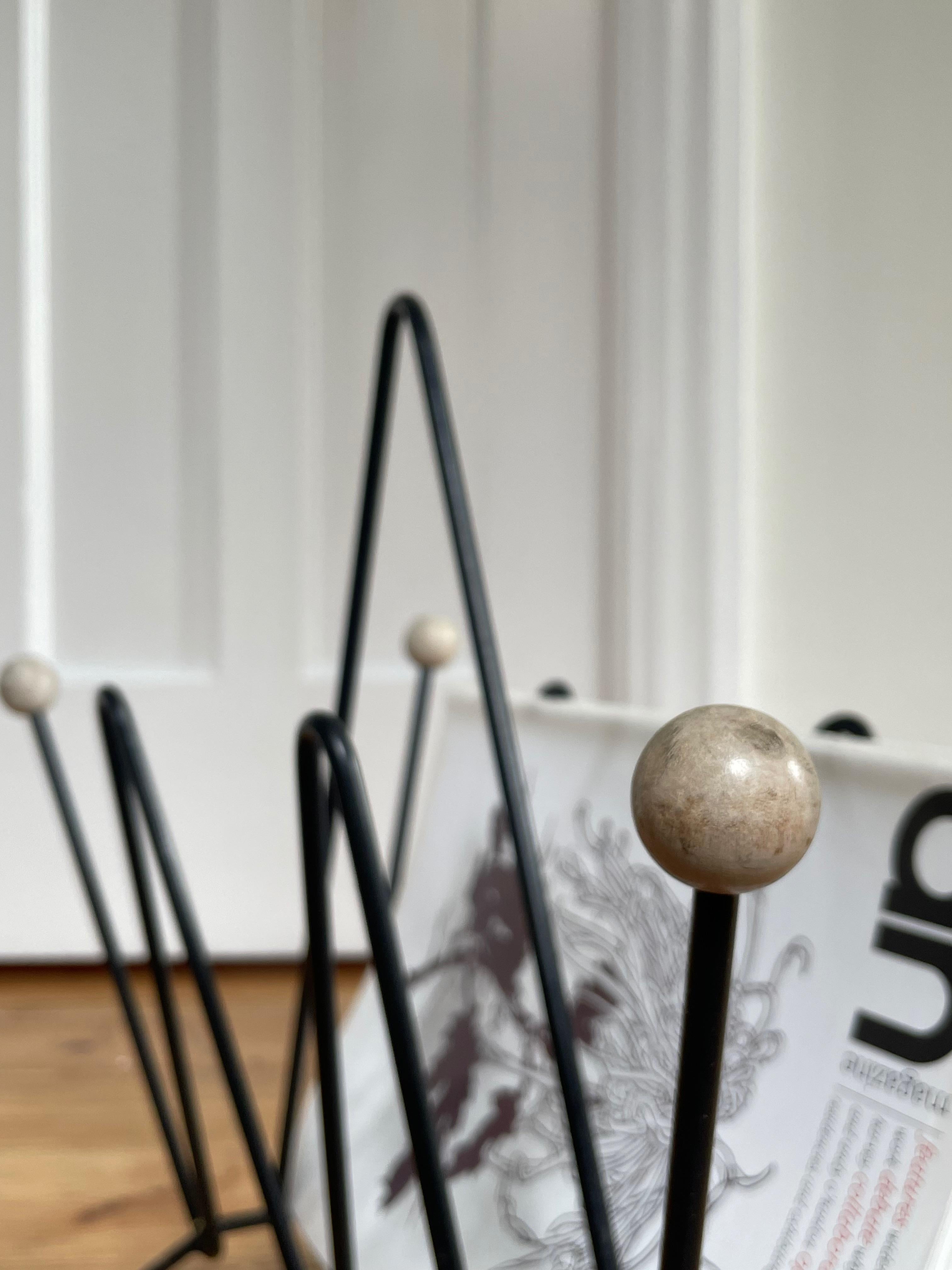 Atomic 1950's English Wrought Iron Book Holder \ Magazine Rack (Eisen) im Angebot