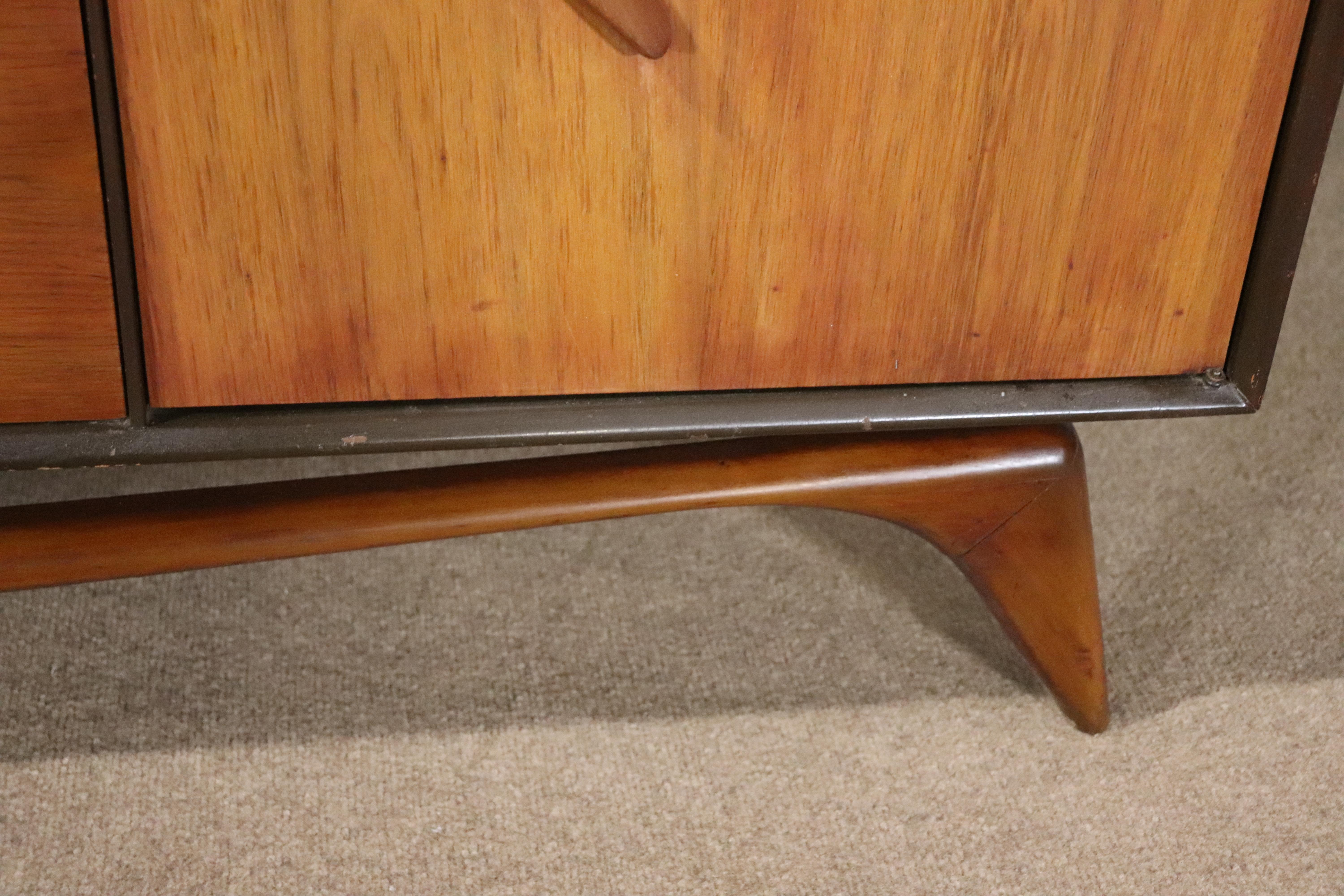 Atomic Age Boomerang Dresser In Good Condition For Sale In Brooklyn, NY