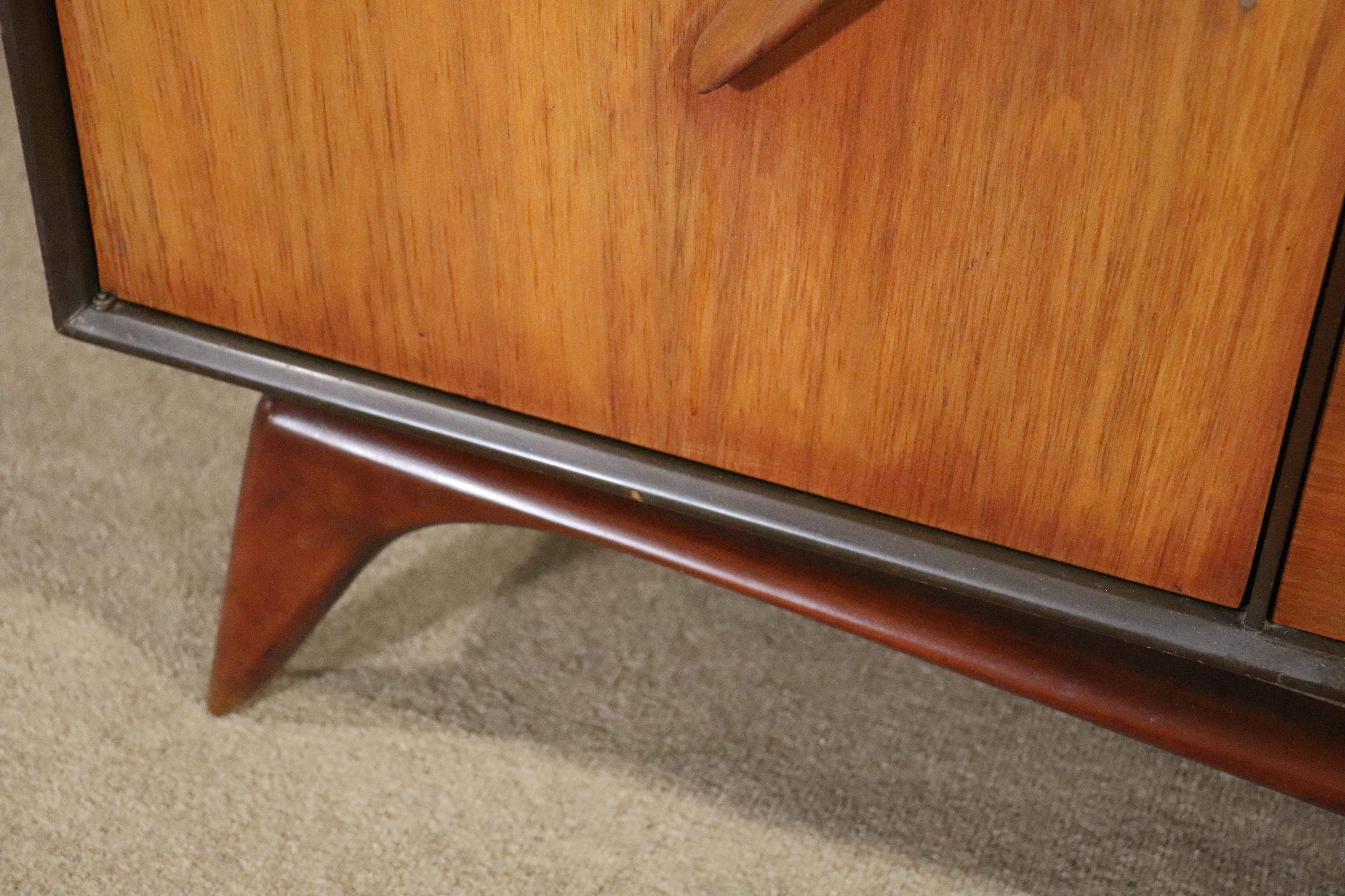 20th Century Atomic Age Boomerang Dresser For Sale