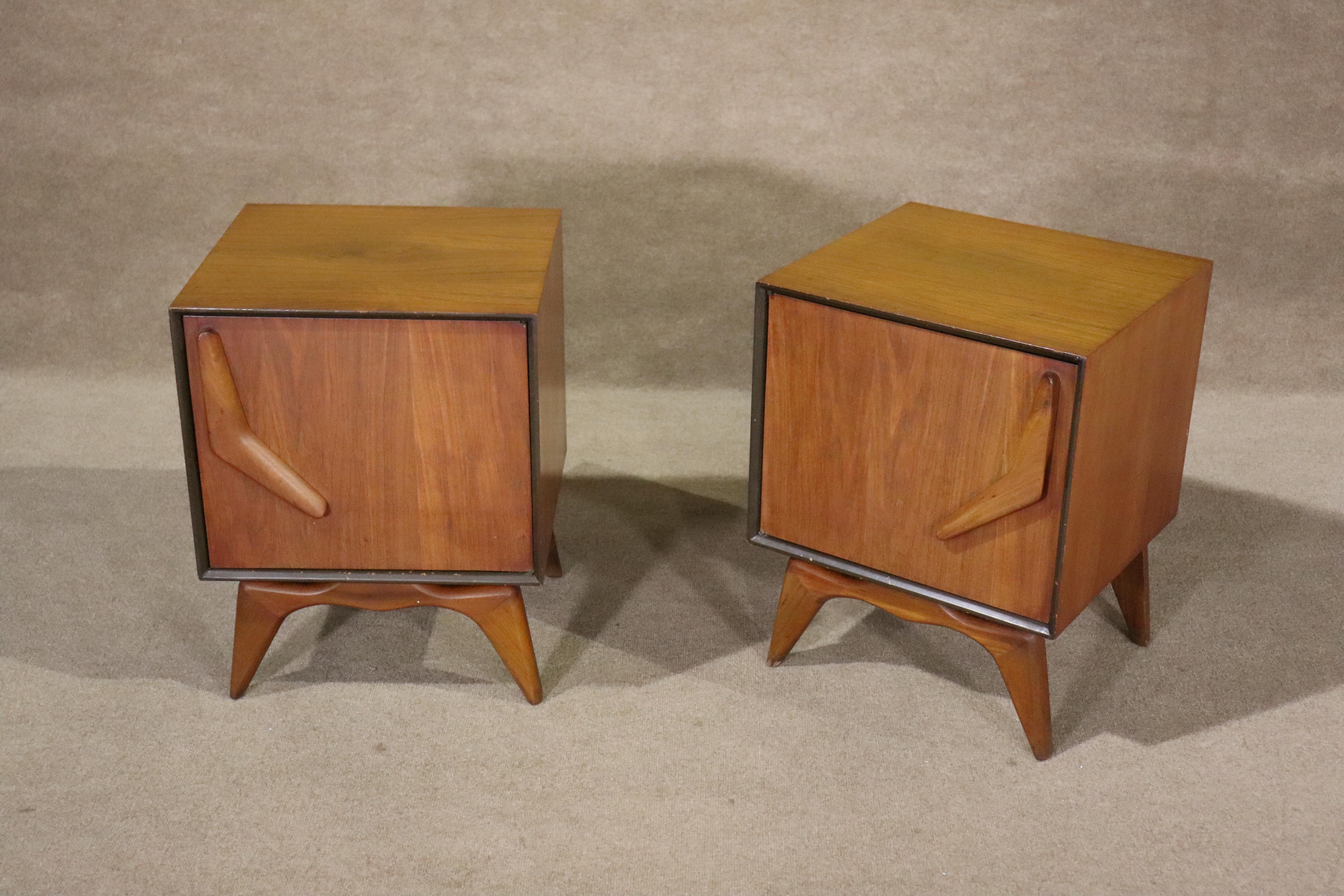 Mid-century modern bedside tables with beautifully sculpted base and matching boomerang handles. Cabinet is floating on the wood base.
Please confirm location NY or NJ