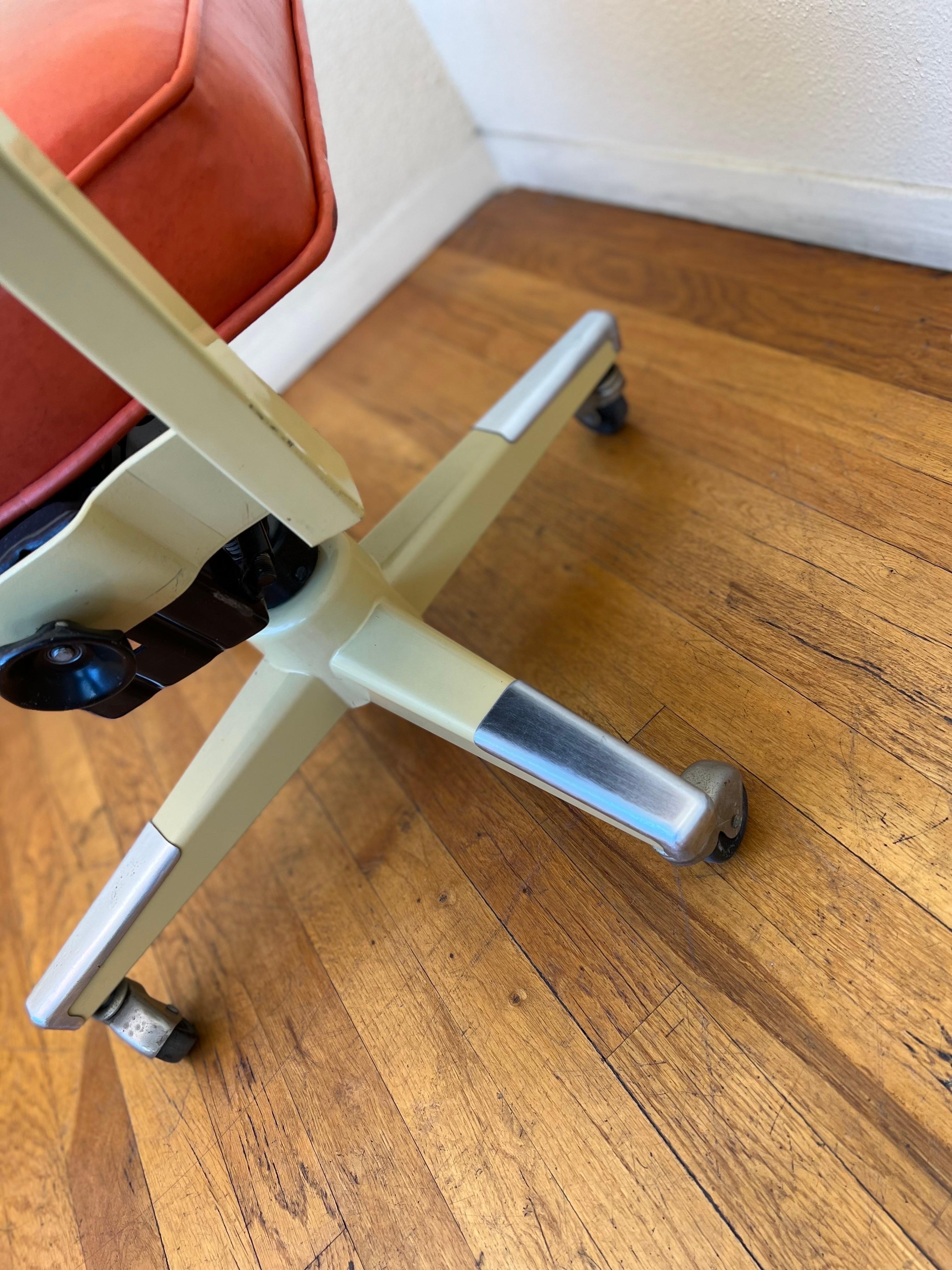 Atomic Age Mid Century Tanker Style Rolling Office Chair In Good Condition In San Diego, CA