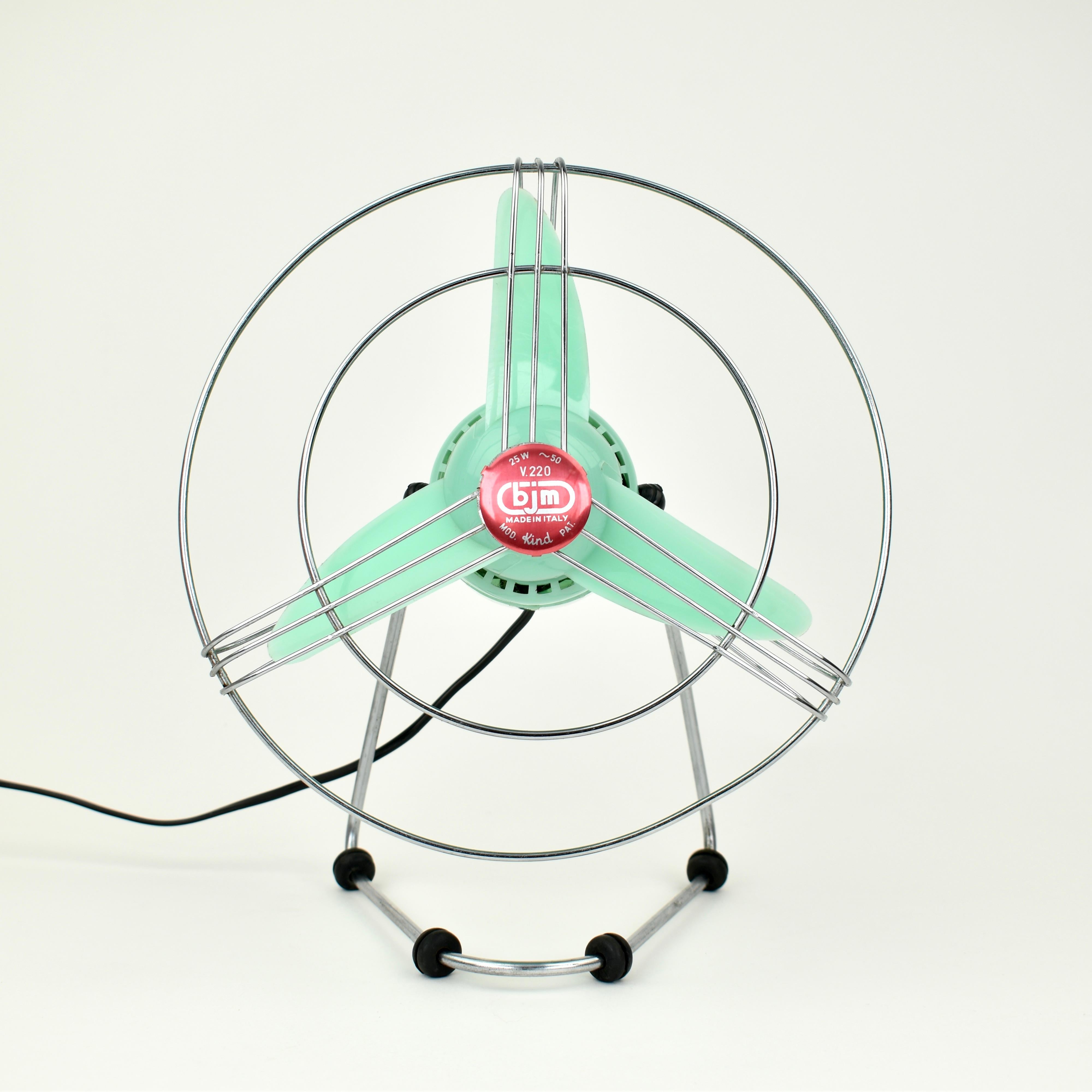 Grande ventilatore da tavolo dal design italiano. L'era spaziale dei primi anni '60. Realizzato in plastica e metallo cromato. Sul retro è presente un pulsante di accensione e spegnimento, realizzato da BJM. Il ventilatore funziona a meraviglia (il