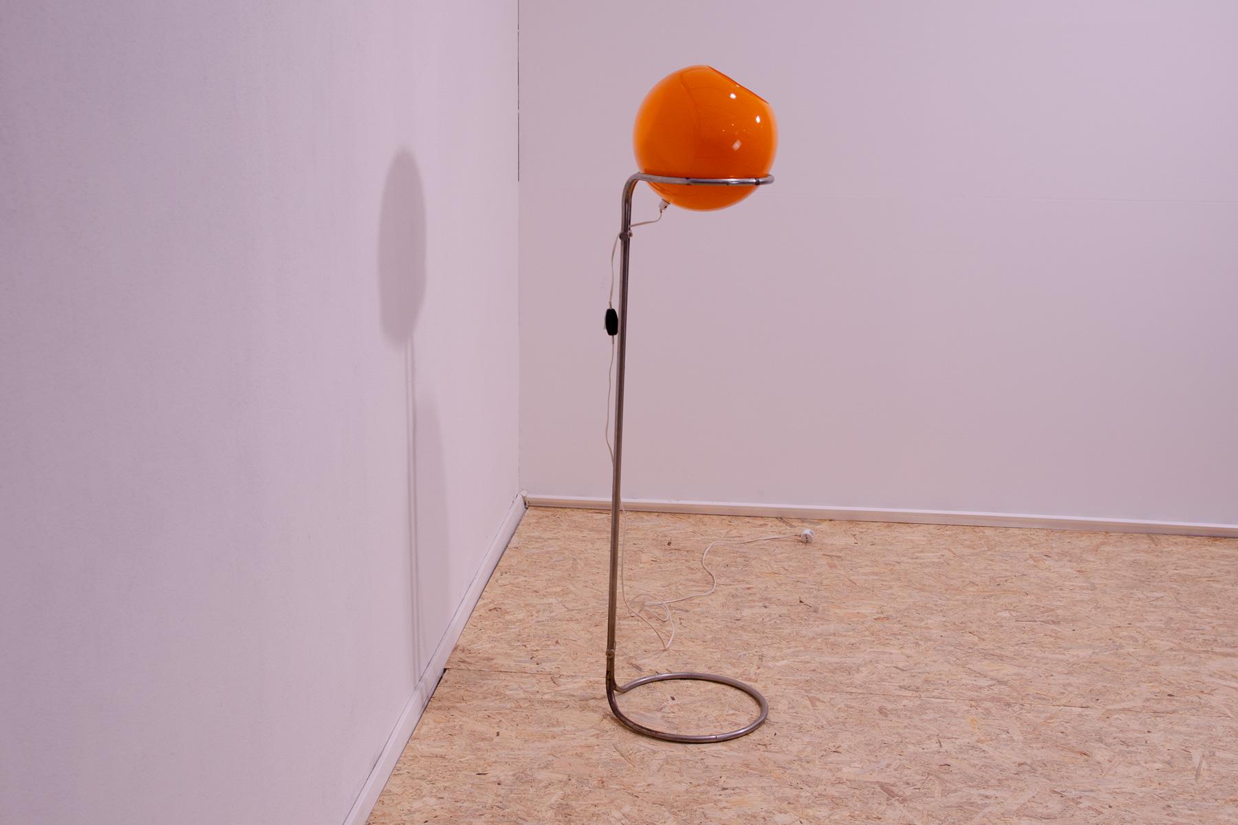 Atomic age Orange glass floor lamp by Tibor Hazi, Hungary, 1973 In Good Condition For Sale In Prague 8, CZ