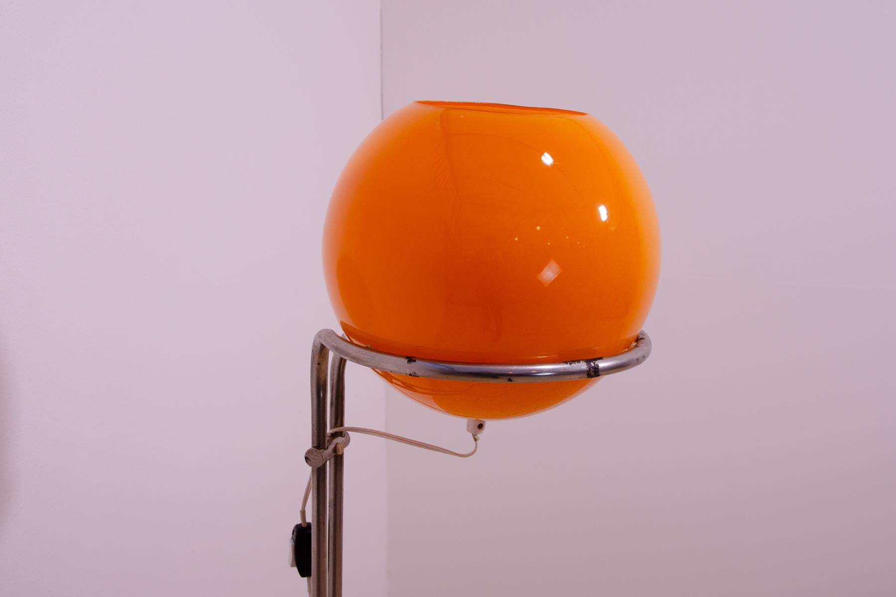 20ième siècle Lampadaire en verre orange de l'ère atomique de Tibor Hazi, Hongrie, 1973 en vente