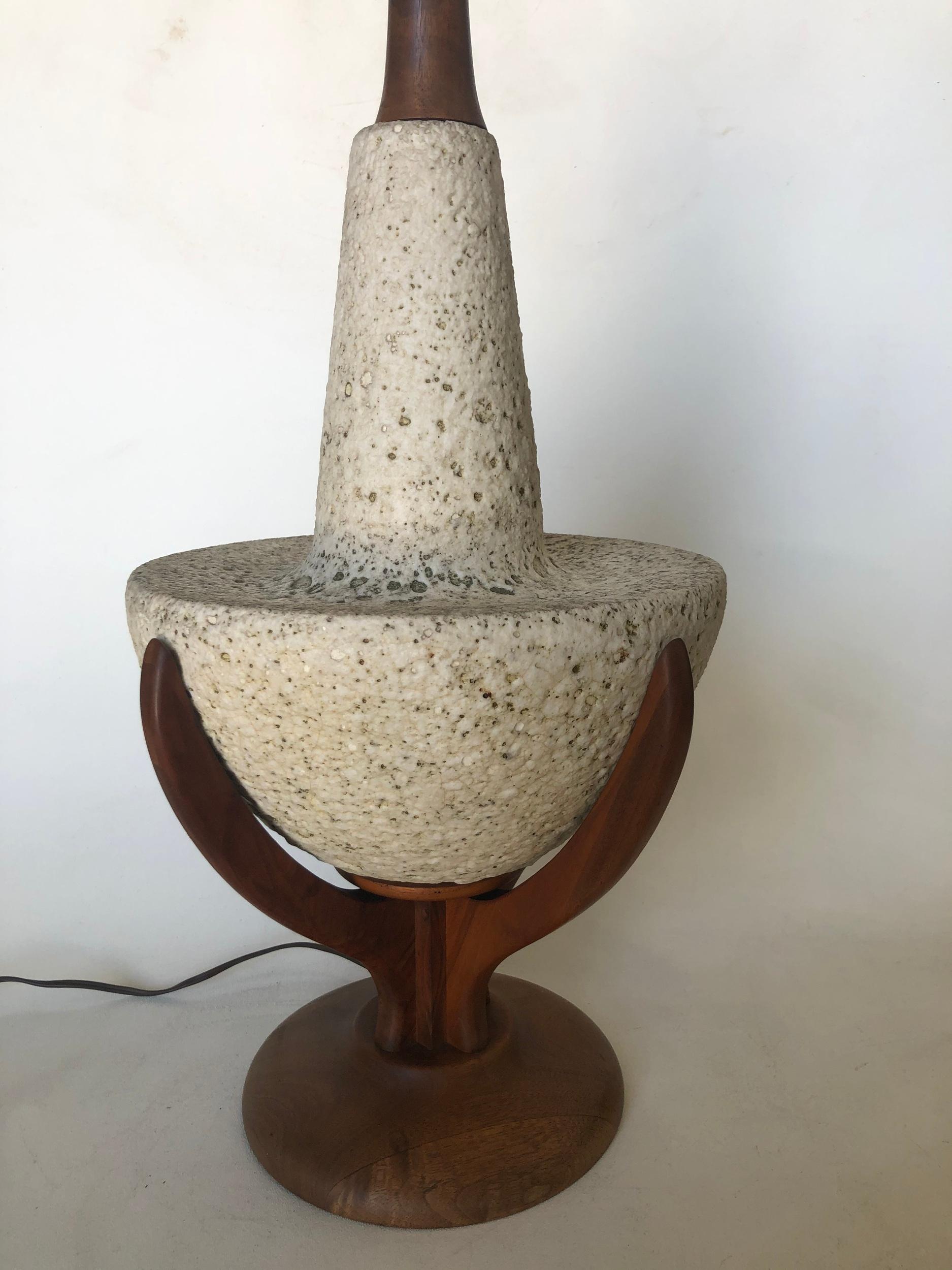 Lampe d'appoint de table en pierre de galets et teck, de style moderne du milieu du siècle.

Mesures : 29