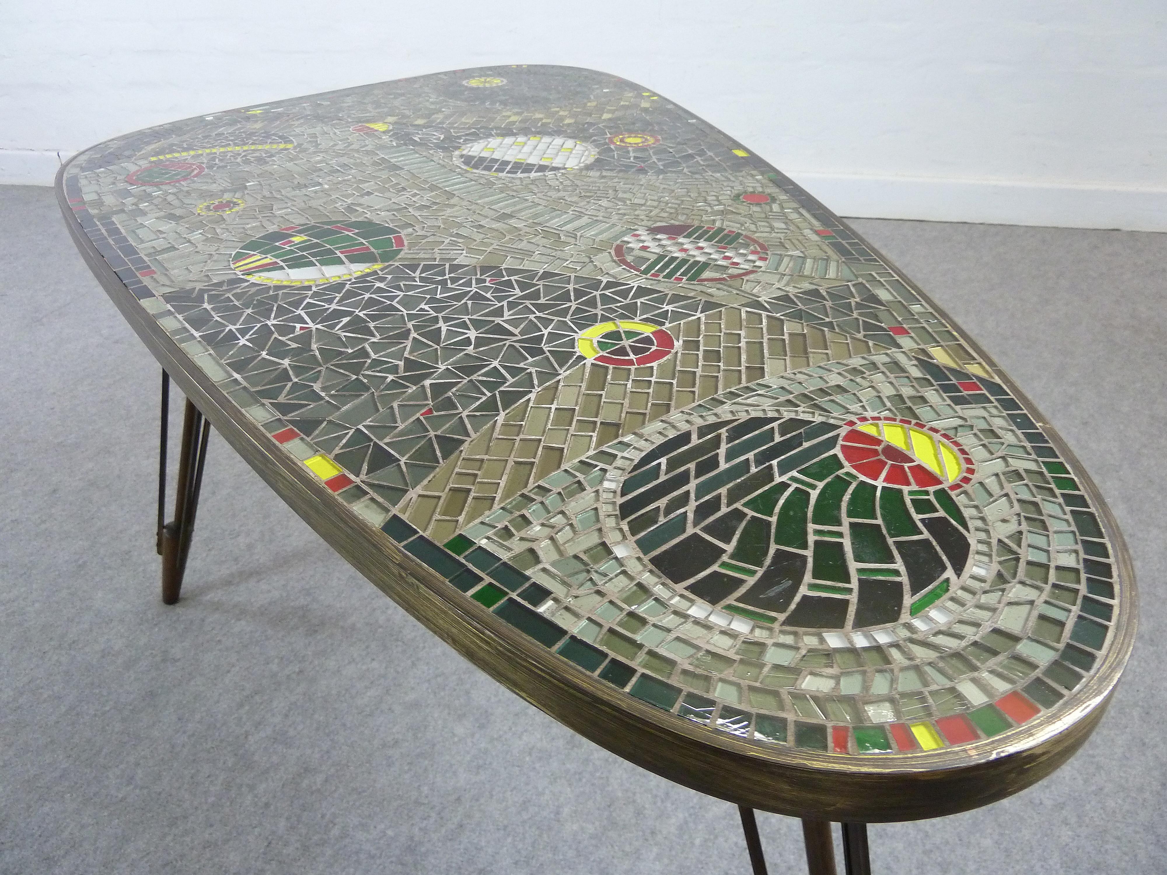 Table en mosaïque de verre de forme libre Spoutnik de l'ère atomique par Berthold  Muller- Oerlinghausen en vente 1