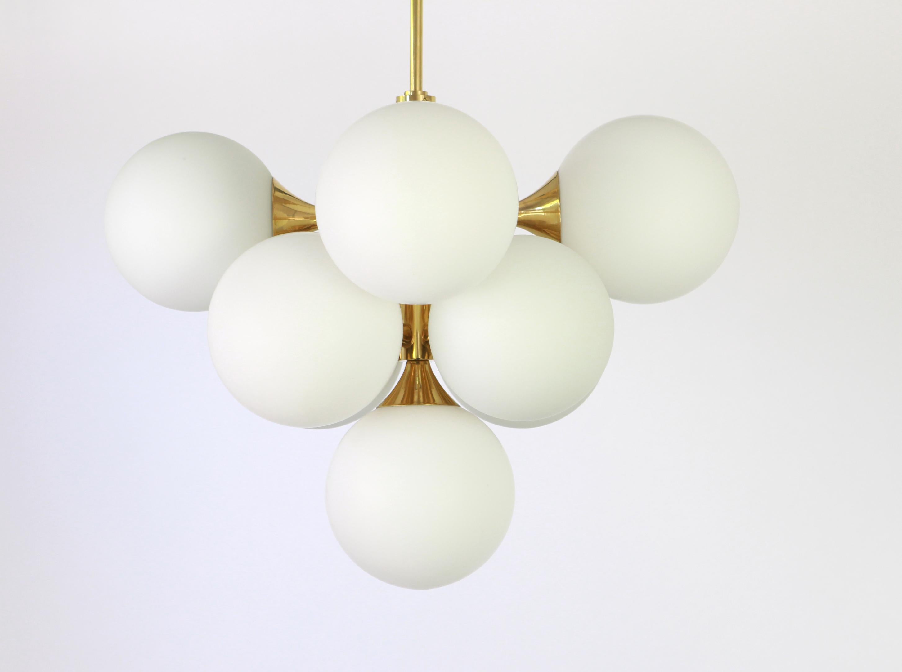1 of 2 Atomic Brass Chandelier by Kaiser, Germany, 1960s In Good Condition For Sale In Aachen, NRW