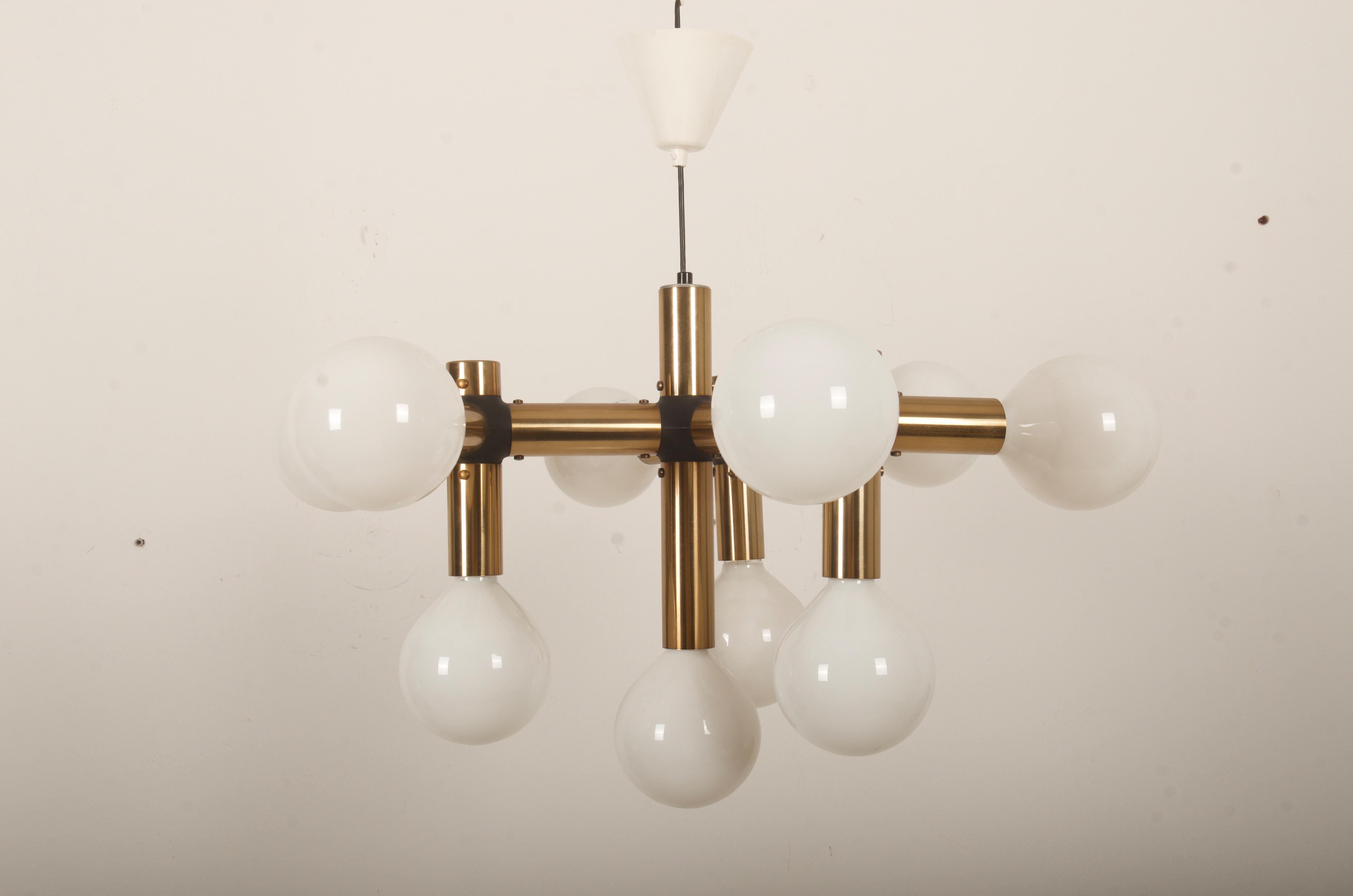 Trix und Robert Haussmann aus der Serie C 300, die von Swiss Lamps International in den 1960er Jahren hergestellt wurde und einem Atomkern ähnelt. Goldfarbenes Aluminium, schwarze Kunststoffanschlüsse, originale Glühbirnen, die auch durch moderne