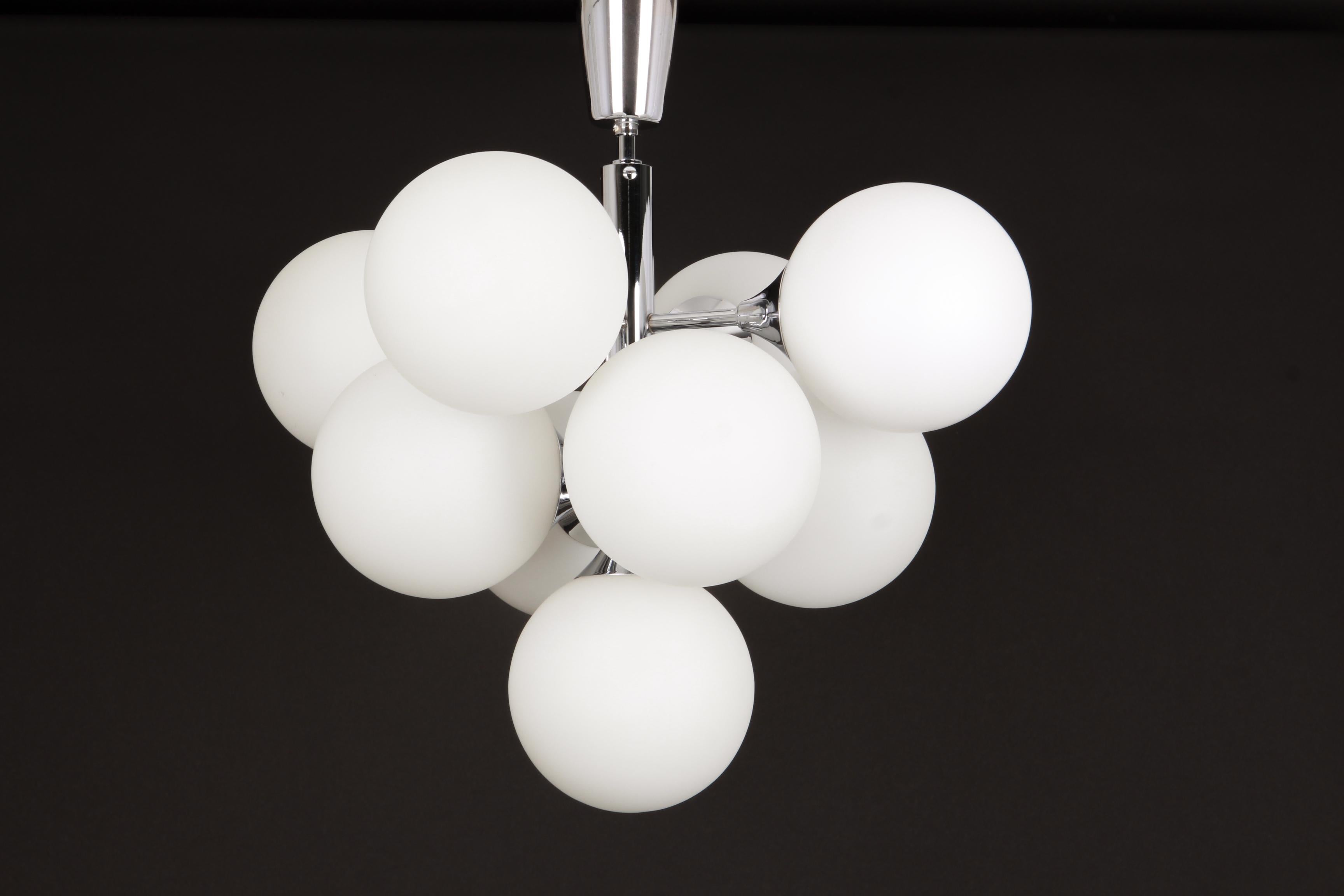 Le lustre chromé atomique avec neuf globes en verre a été conçu par Kaiser Leuchten. Les globes sont soufflés à la main.

De haute qualité et en très bon état. Nettoyé, bien câblé et prêt à l'emploi. 

Le luminaire nécessite 9 ampoules E14