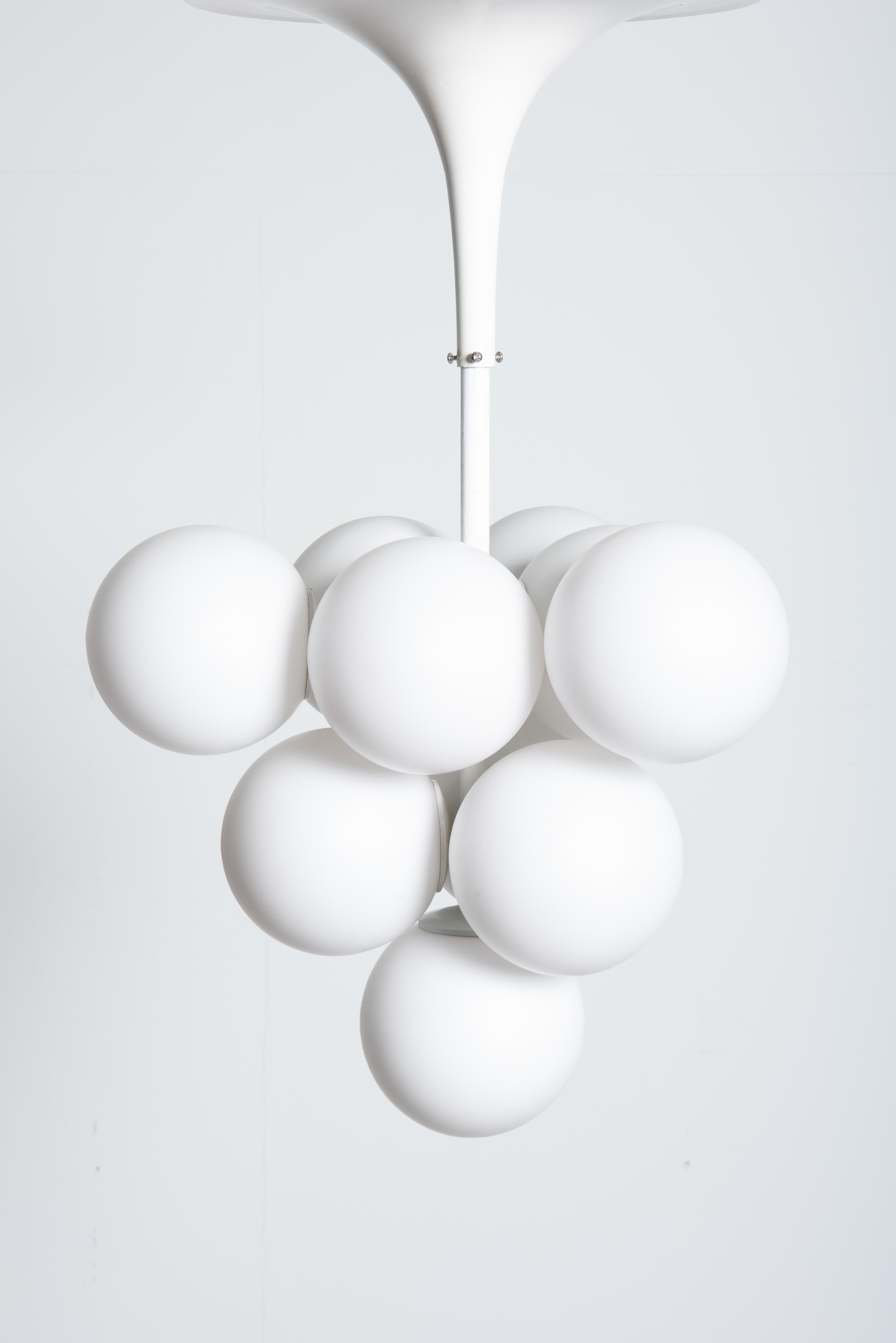 This beautiful 1960s chandelier is shaped like a triangle by 10 white frosted glass bulbs. These bulbs are mounted on a white lacquered structure with a large tulip-shaped ceiling shade. This 