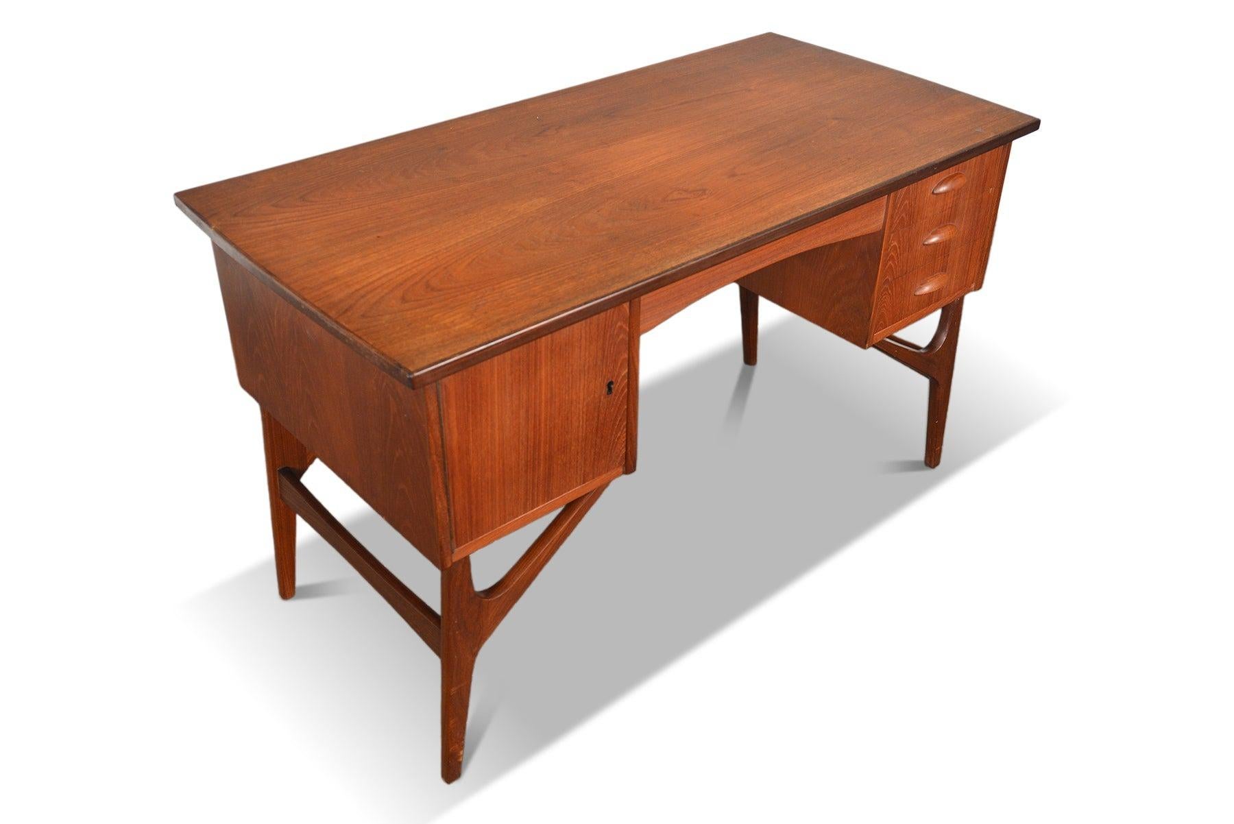 Atomic Danish Modern Writing Desk In Teak In Excellent Condition For Sale In Berkeley, CA